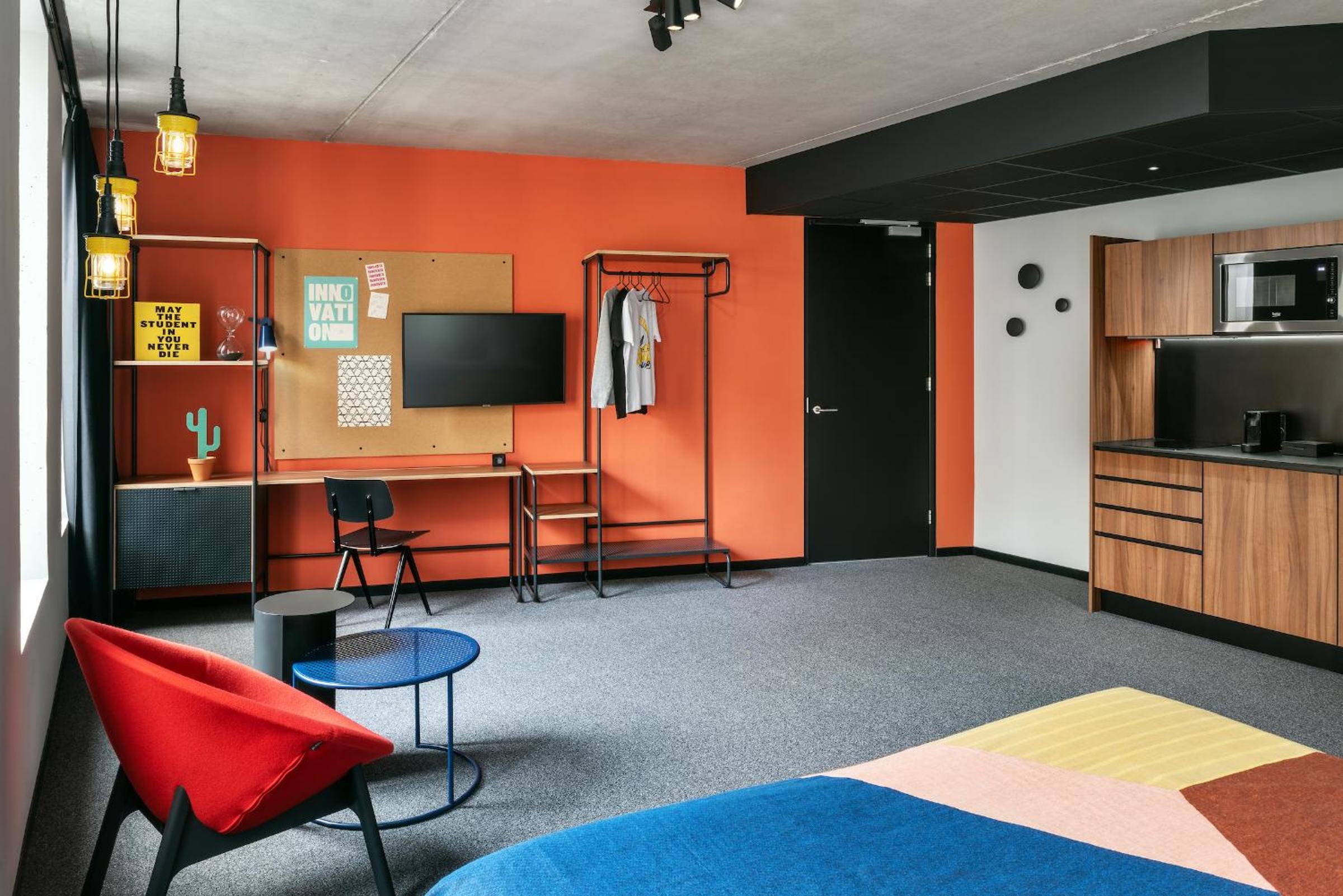 Deluxe Studio