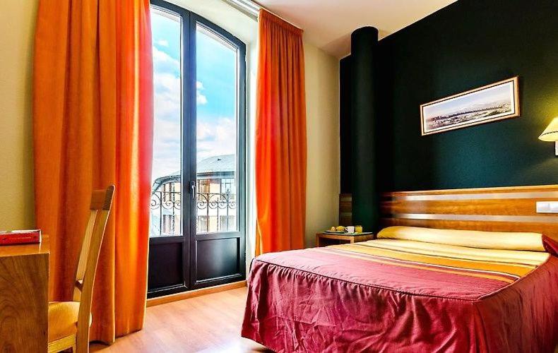 Double or Twin Room with City View - Photo 5