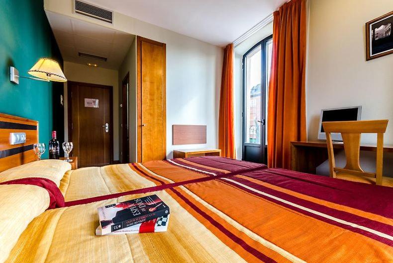 Double or Twin Room with City View - Photo 6