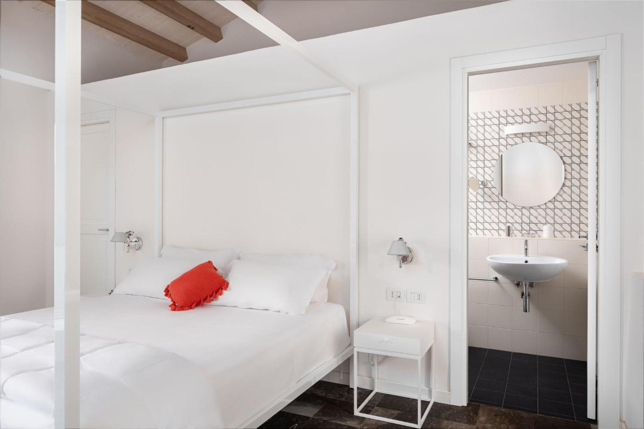 Superior Deluxe Double Or Twin Room  photo 3