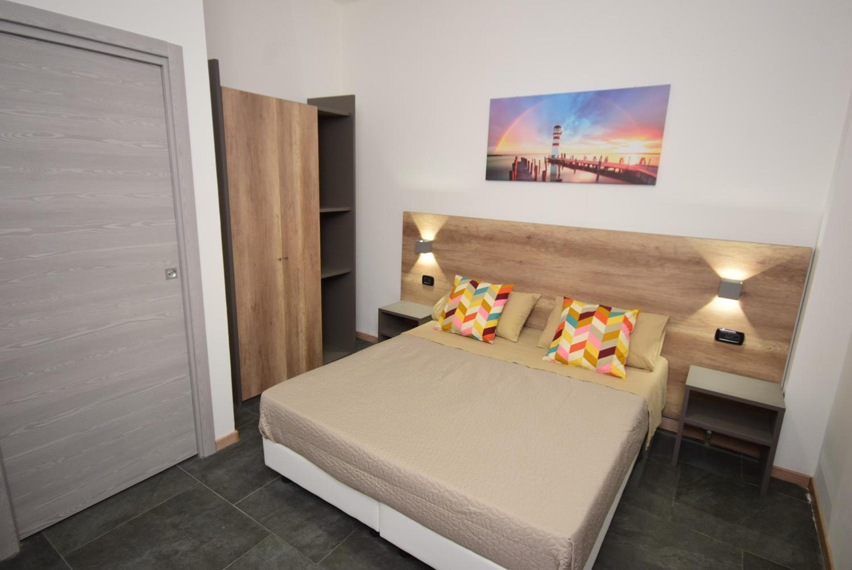Large Double Room - Photo 2
