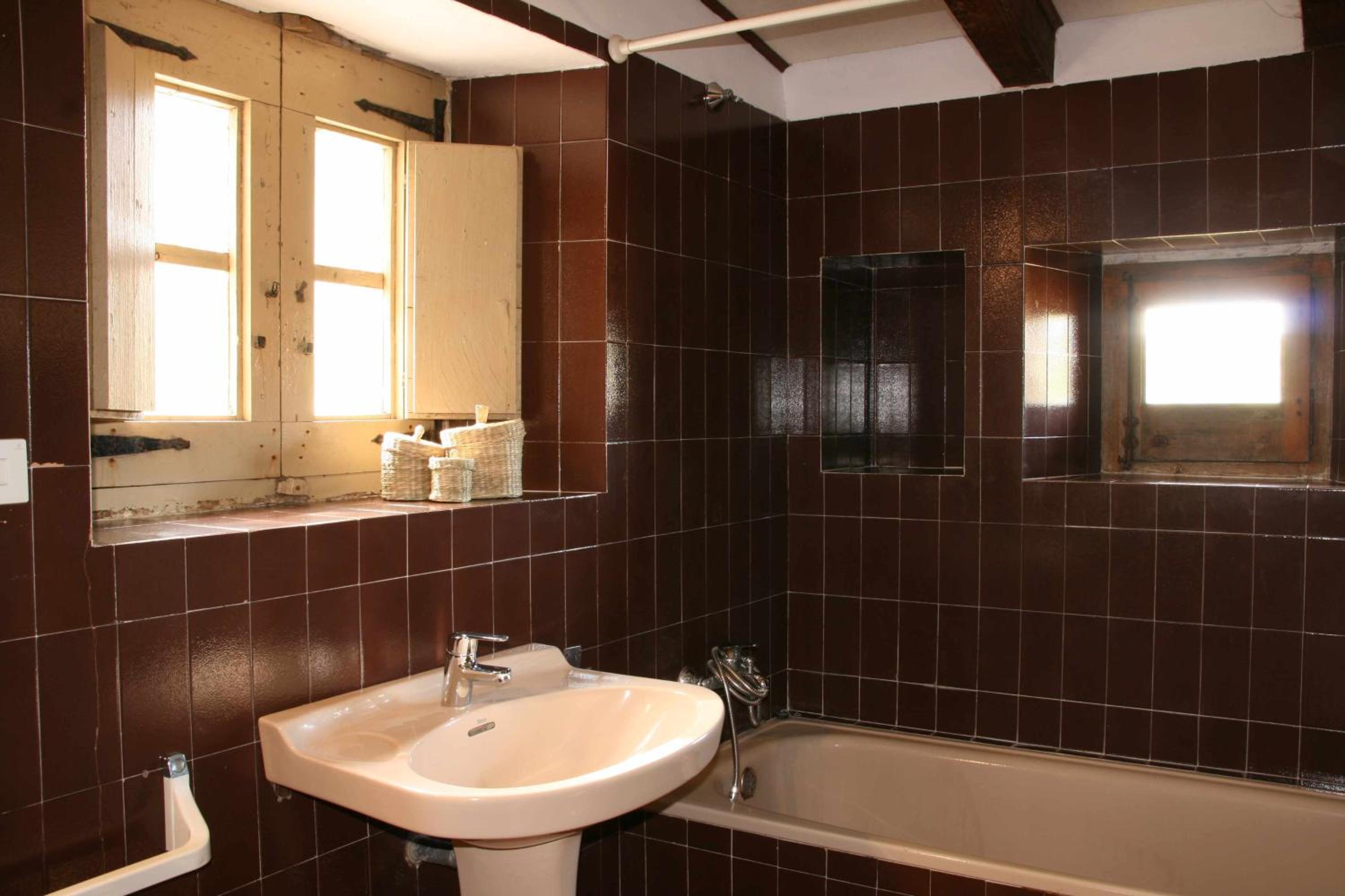 Eight-Bedroom House photo 3