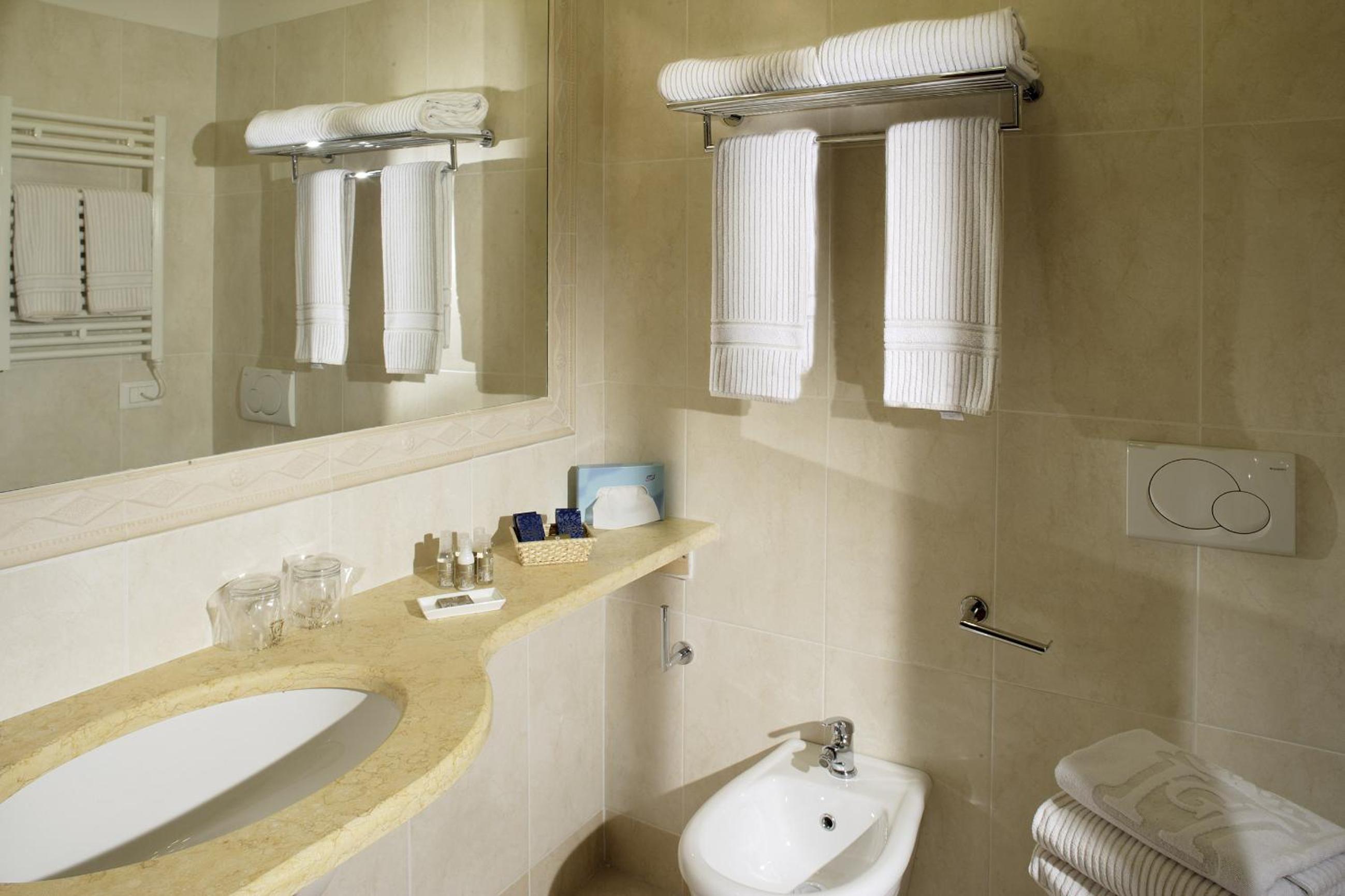 Suite with Hot Tub - Photo 2