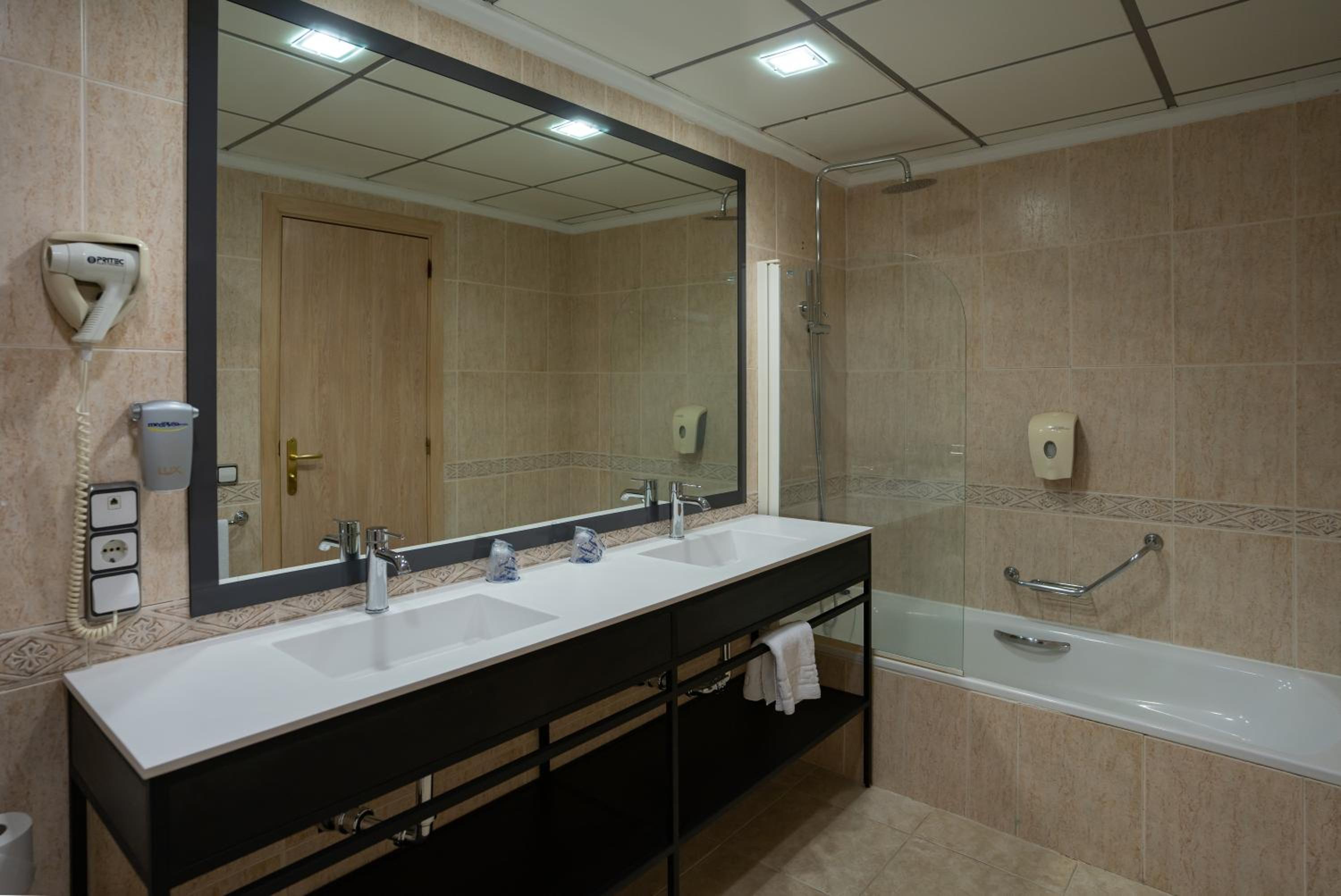 Twin Room - Photo 8