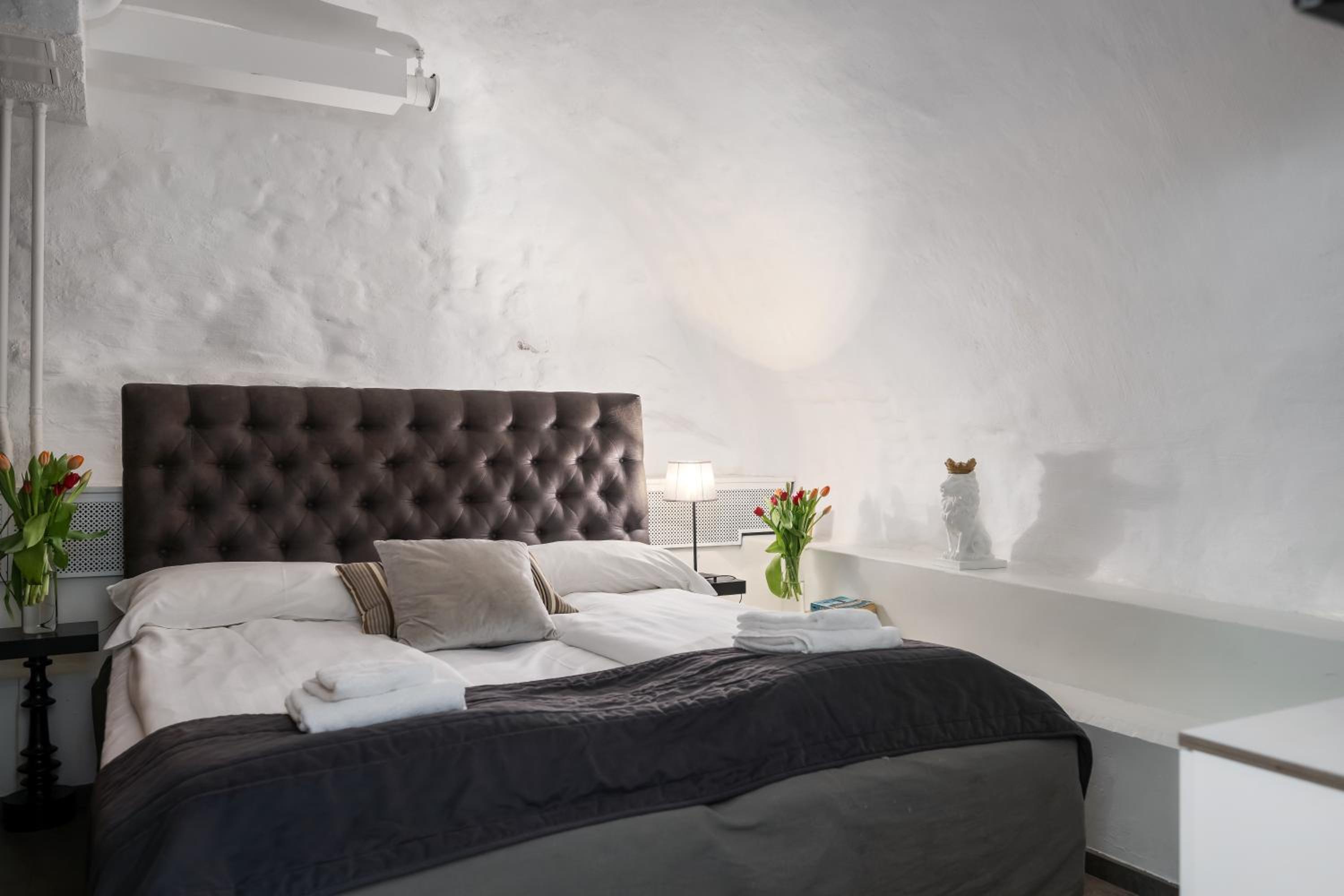 Double Room With Shared Bathroom (No Windows)