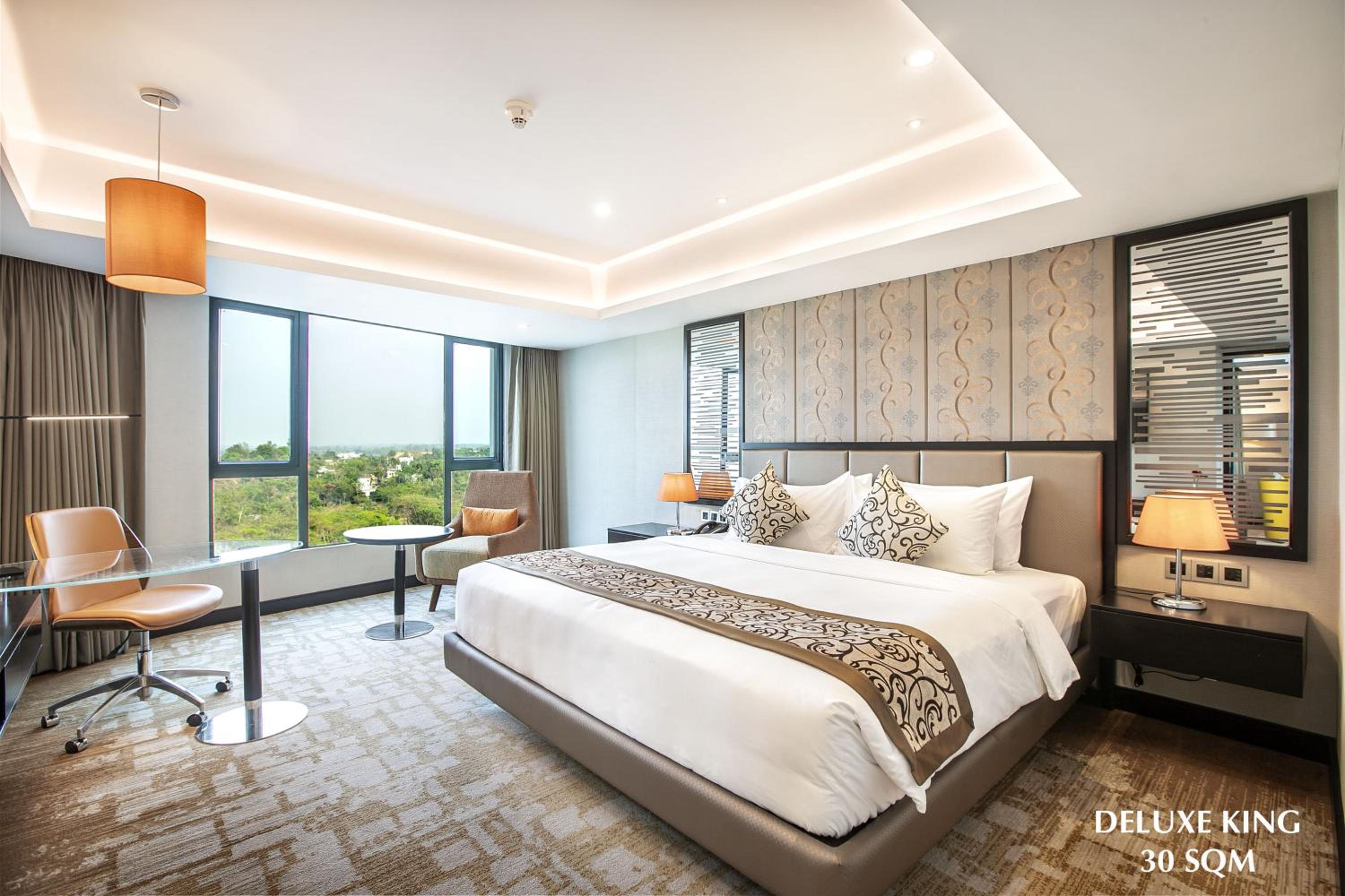 Deluxe King Room - Photo 2