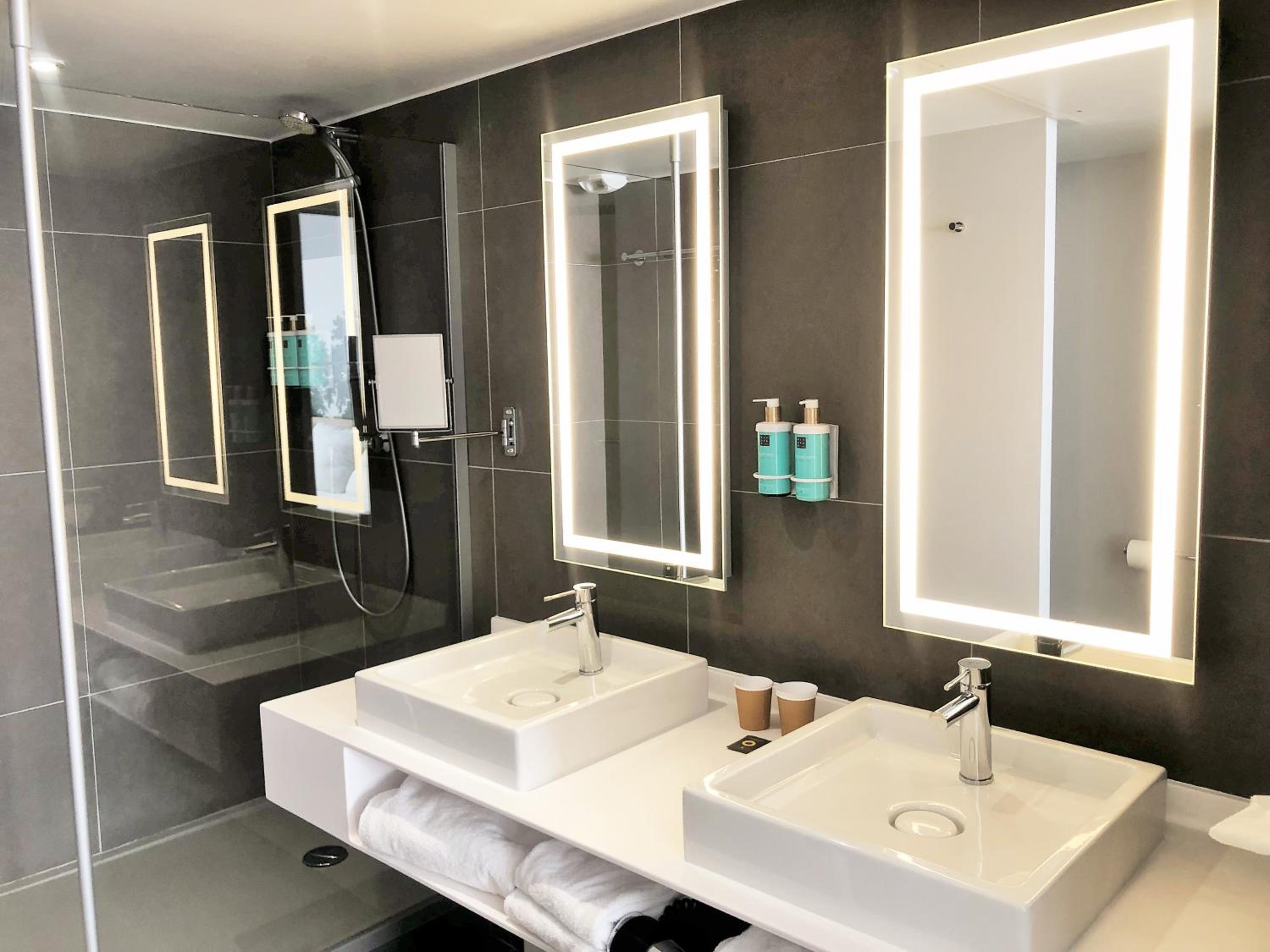 Superior Suite - Photo 29