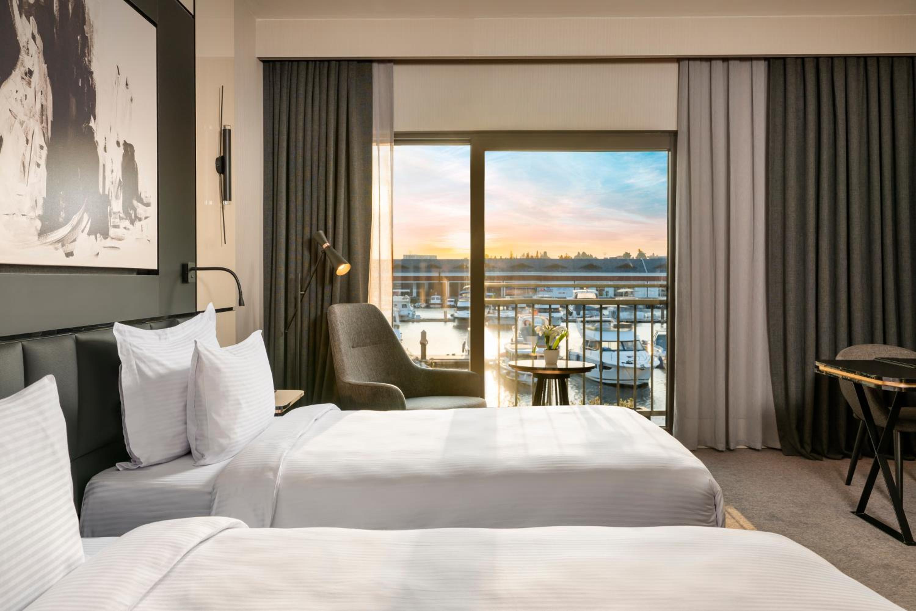 Standard Twin Room with Lounge Access photo 2