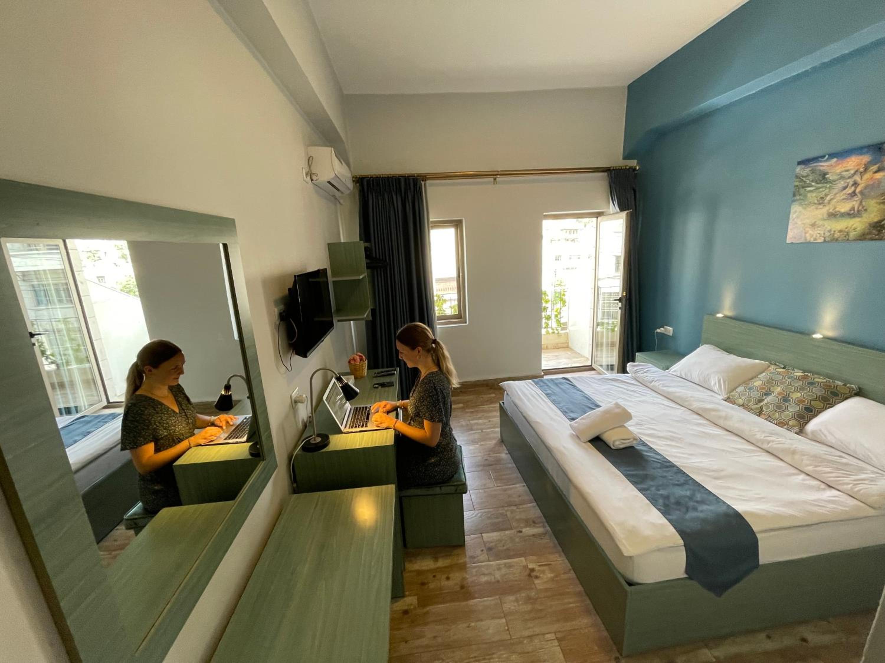 Deluxe Double Room with Balcony - Photo 11