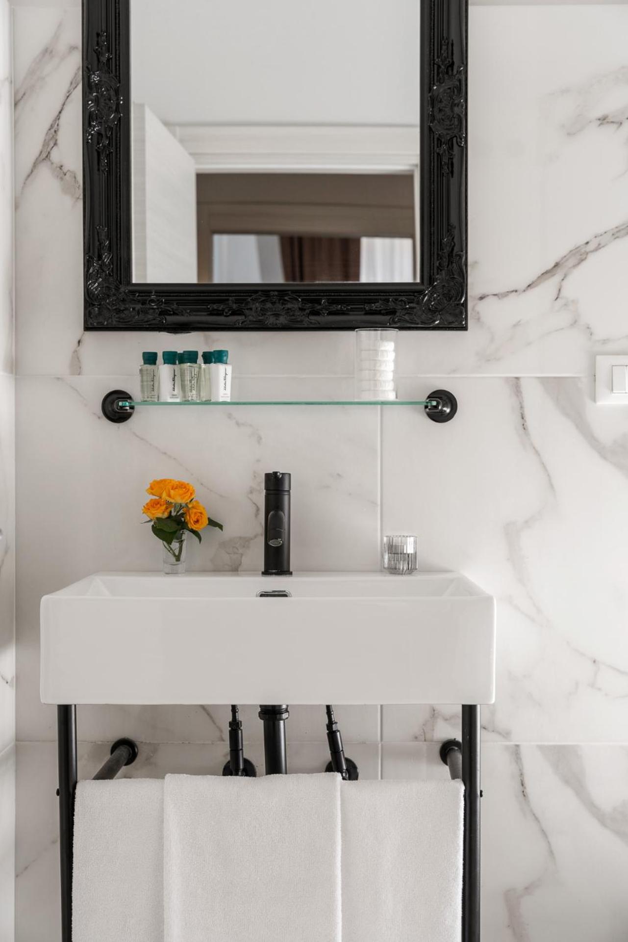 Deluxe Suite - Photo 10