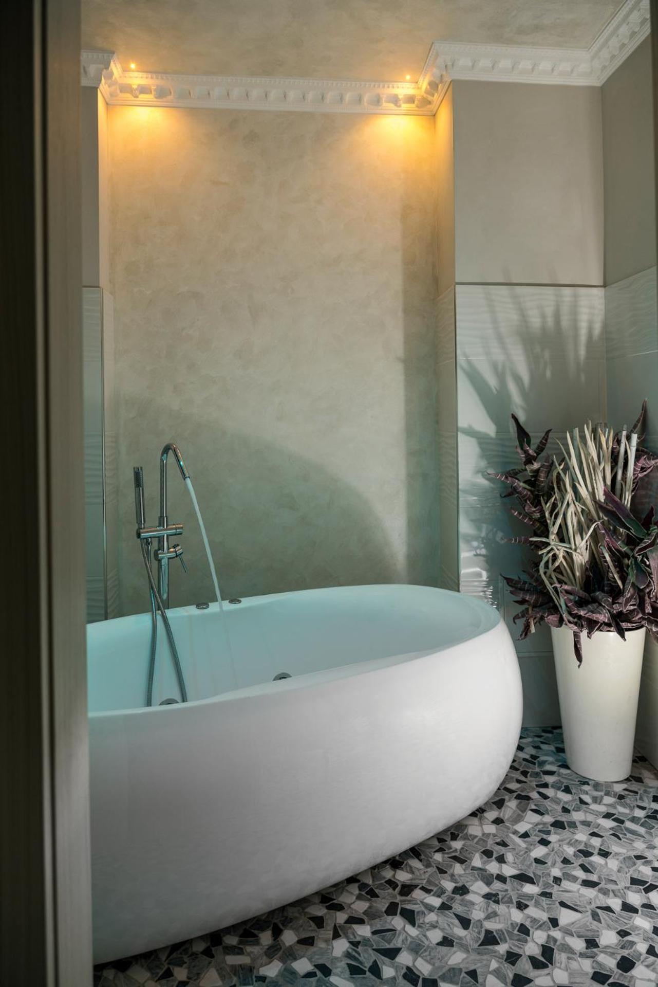 Junior Suite with Spa Bath - Photo 2