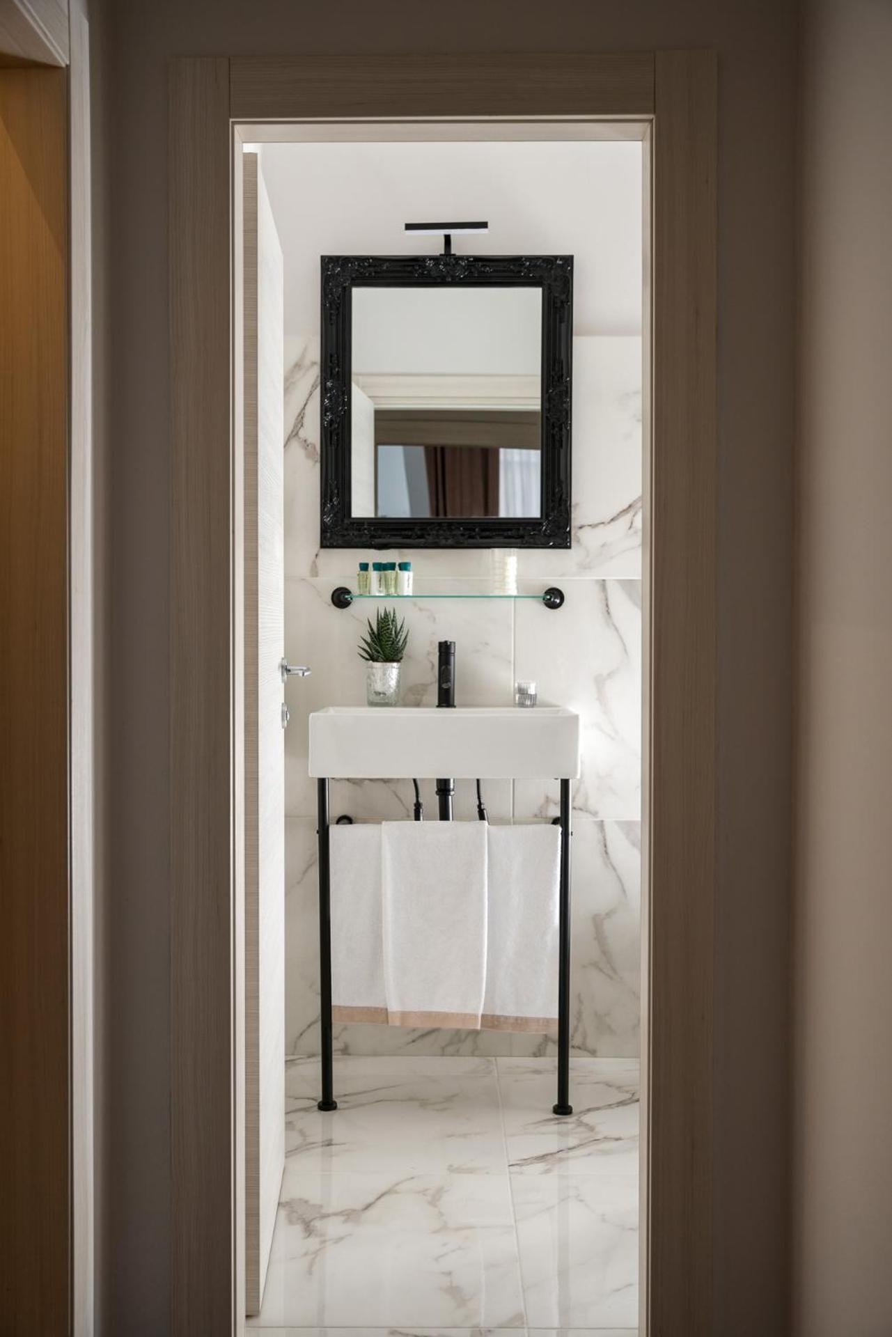 Deluxe Suite - Photo 6