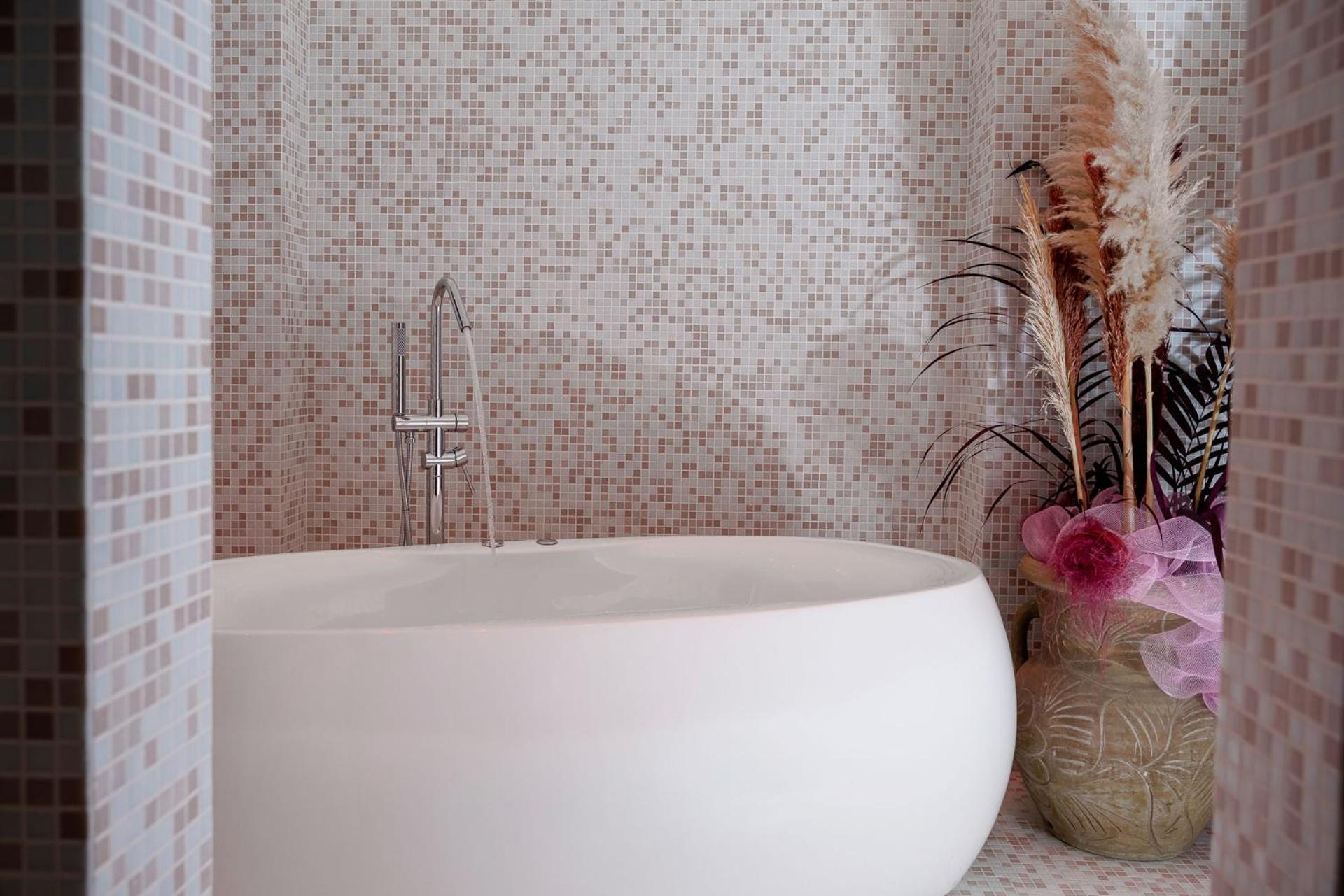 Junior Suite with Spa Bath - Photo 6