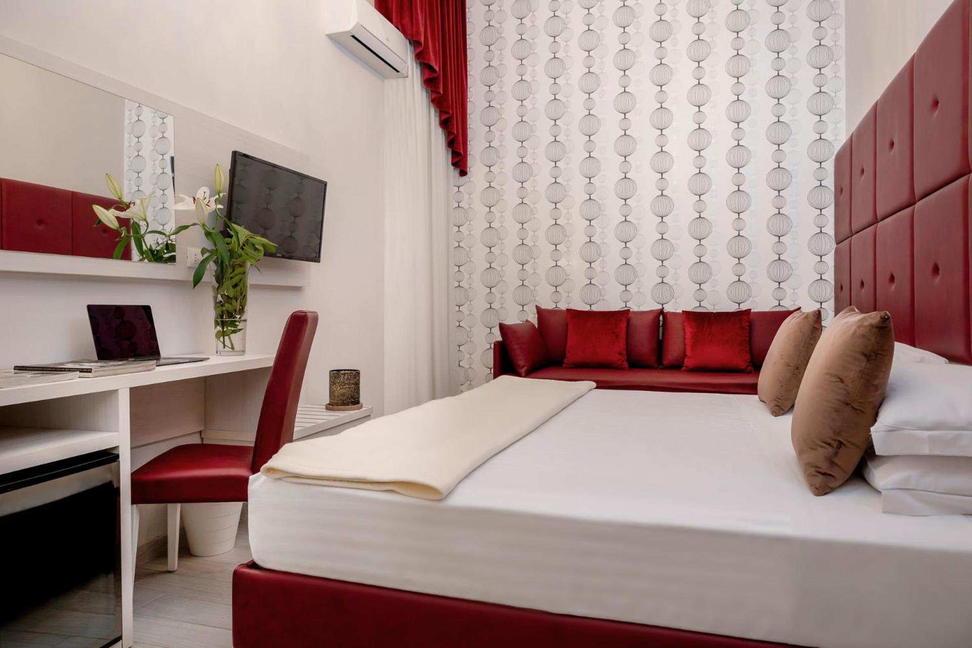 Junior Suite with Spa Bath - Photo 3
