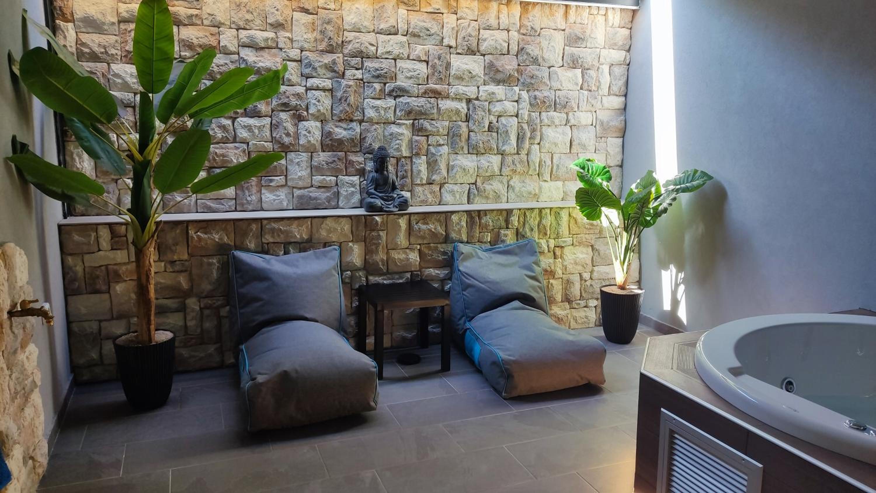 Executive Suite - Photo 10