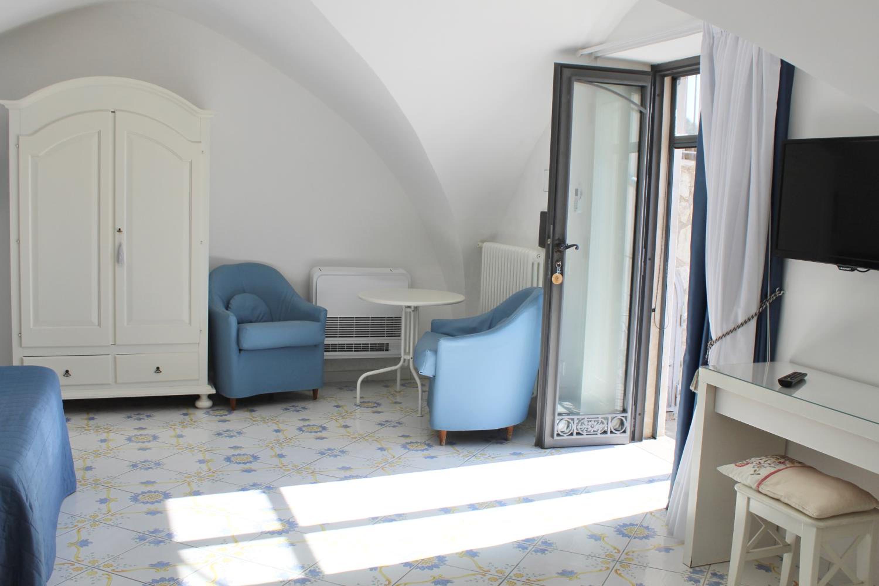 Triple Room with Sea View - Photo 7
