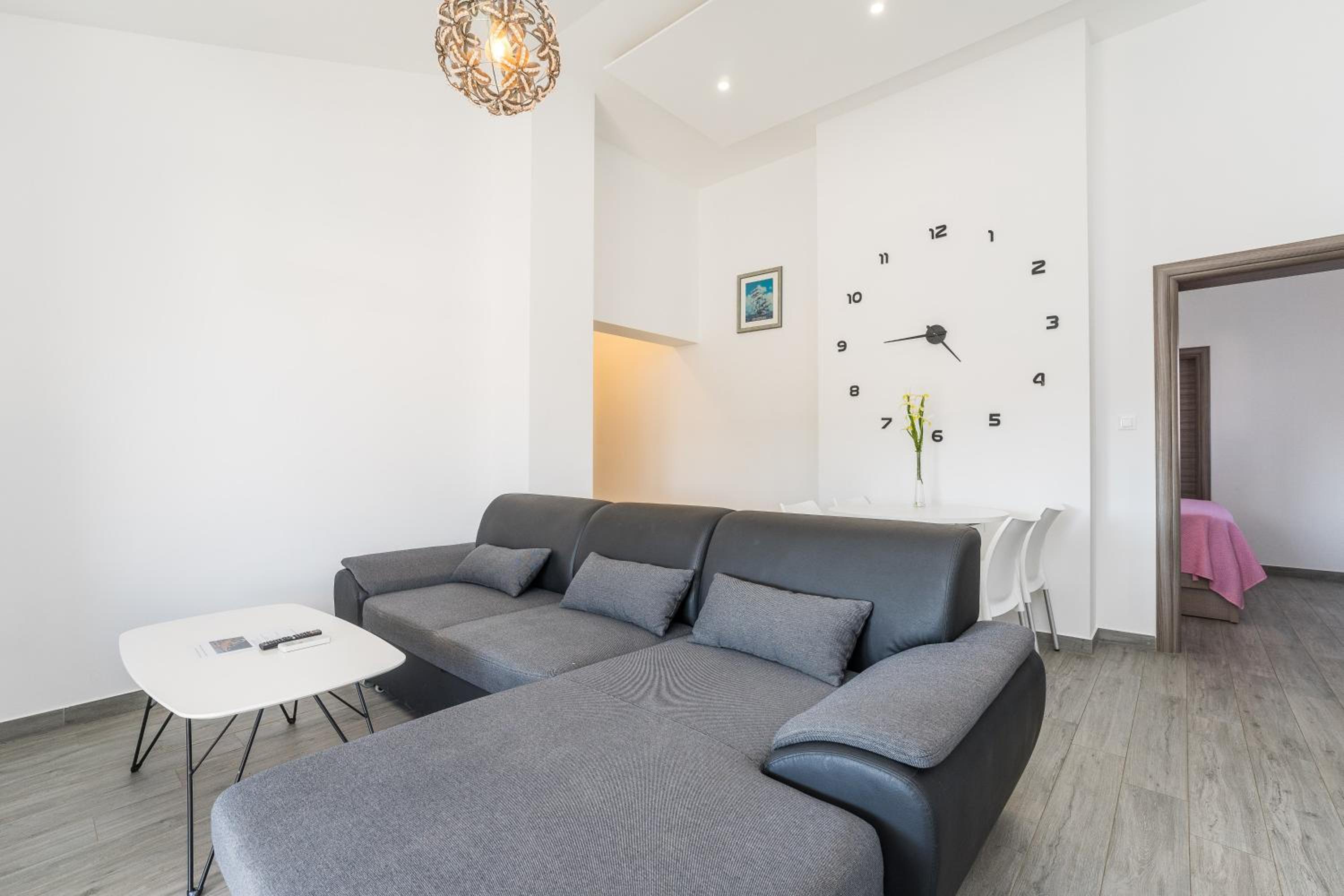 One Bedroom Apartment with Balcony - Photo 1