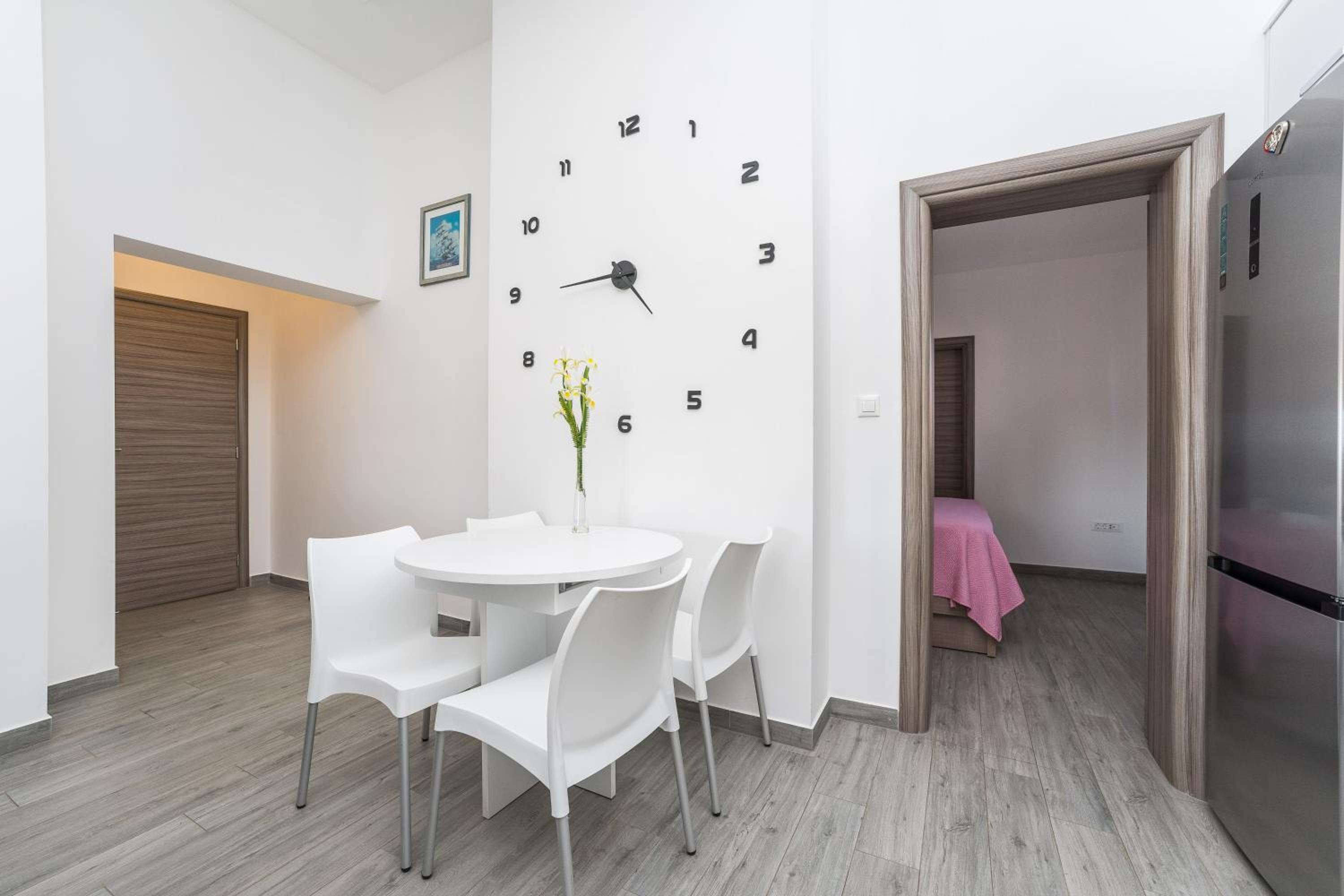 One Bedroom Apartment with Balcony - Photo 25