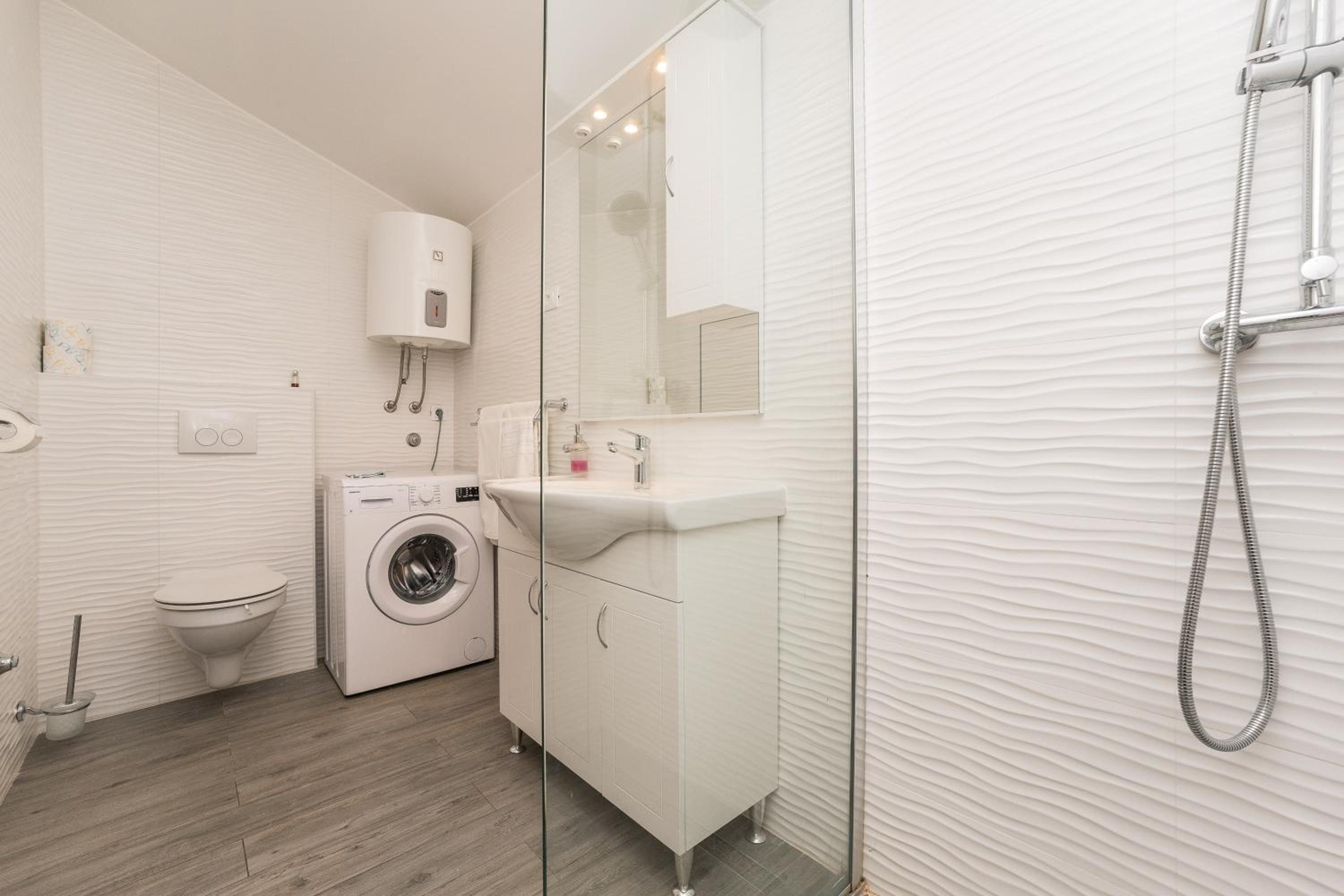 One Bedroom Apartment with Balcony - Photo 3