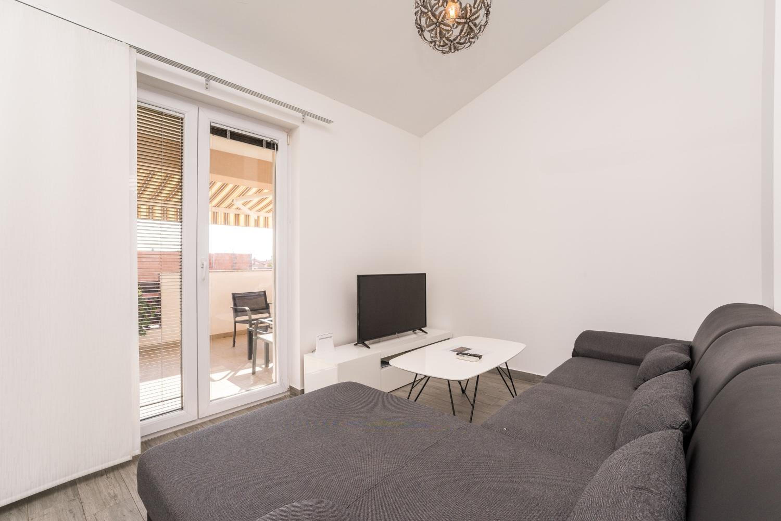 One Bedroom Apartment with Balcony - Photo 4
