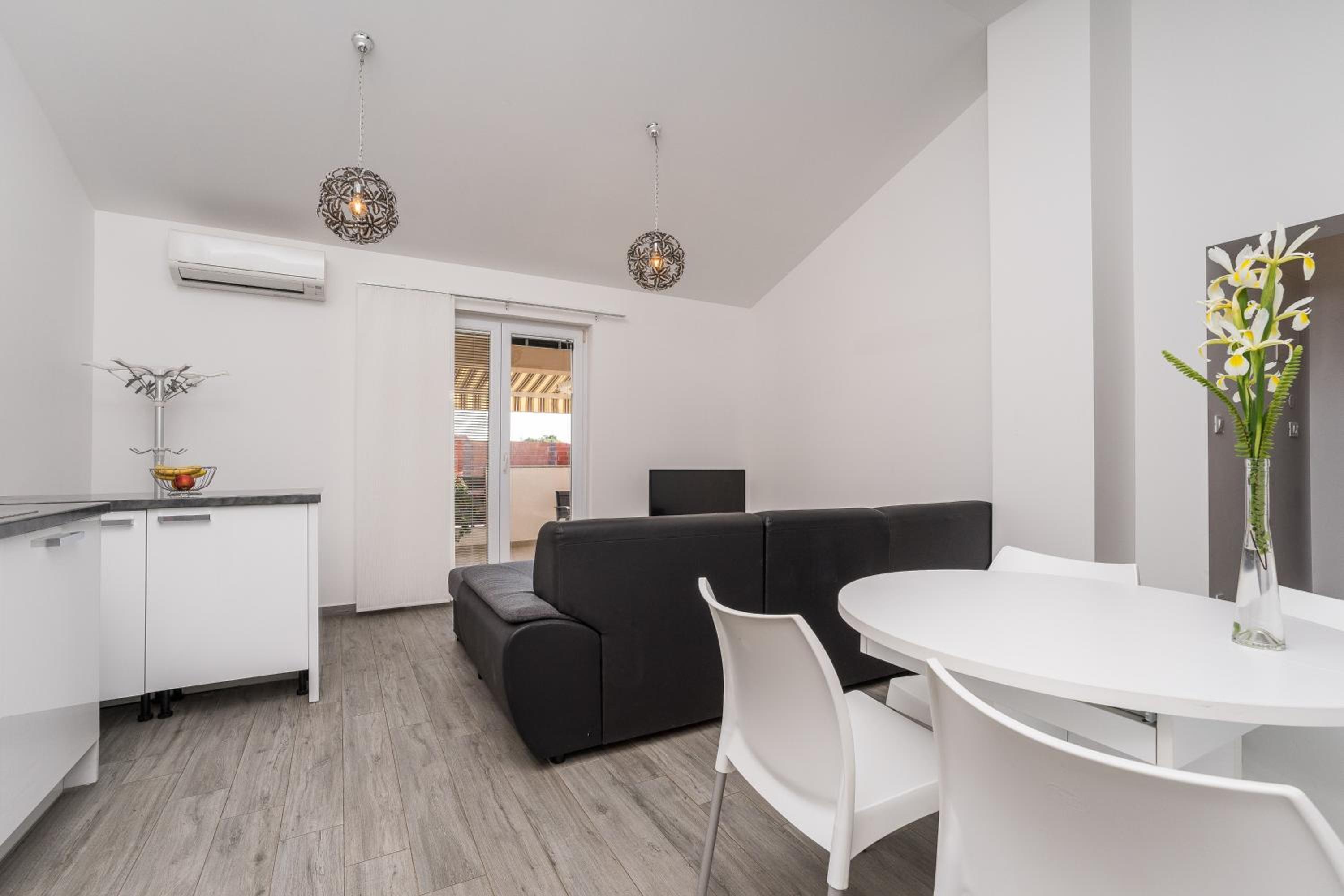 One Bedroom Apartment with Balcony - Photo 5