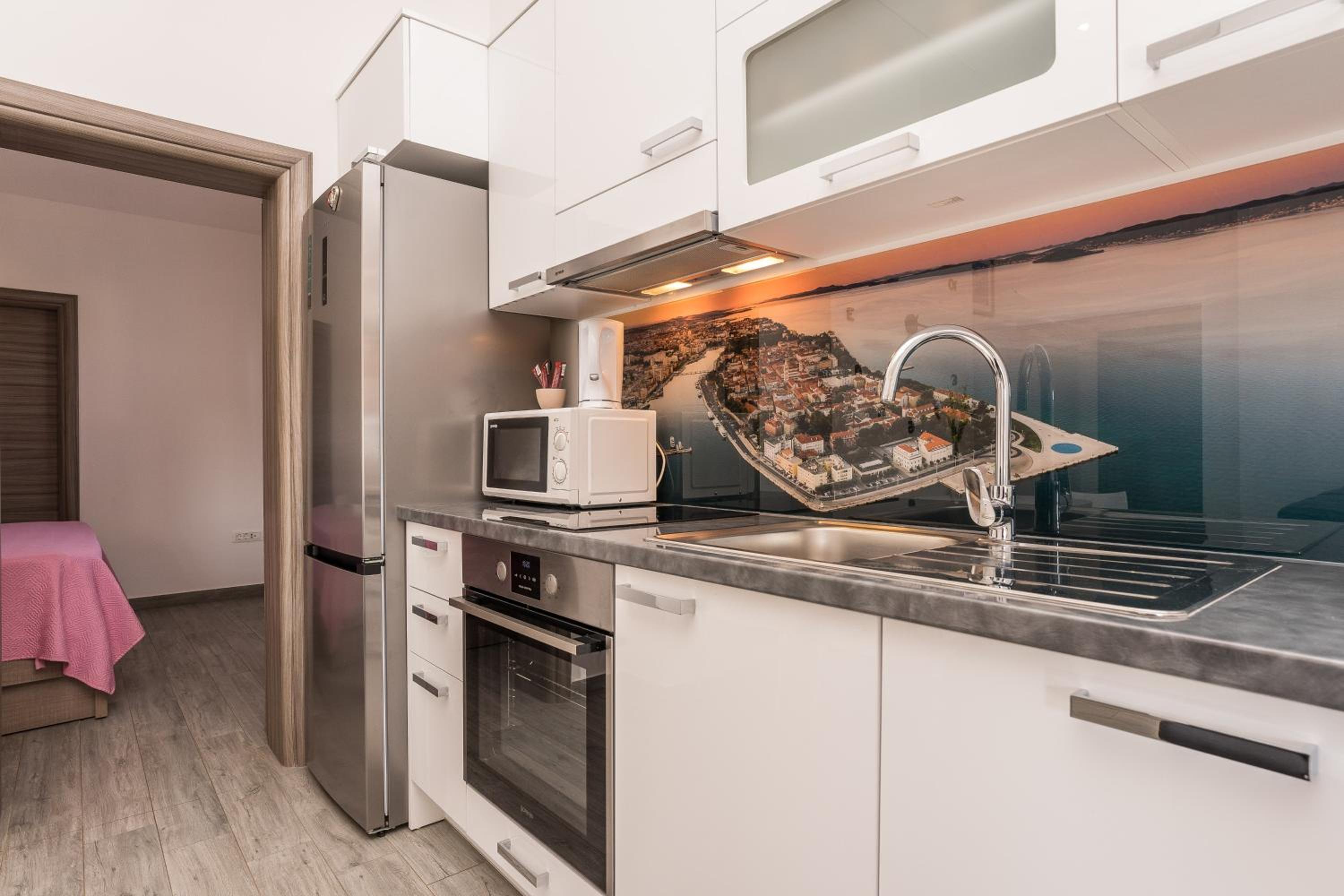 One Bedroom Apartment with Balcony - Photo 8