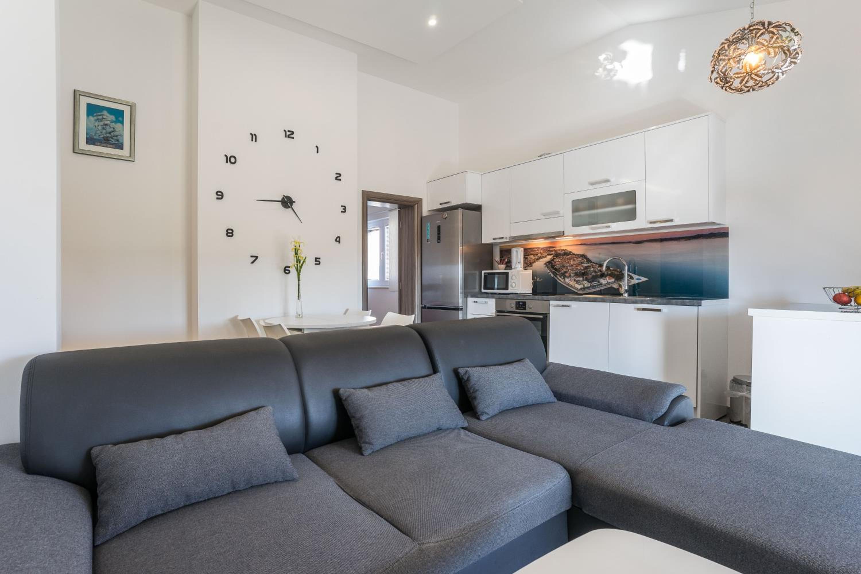 One Bedroom Apartment with Balcony - Photo 12