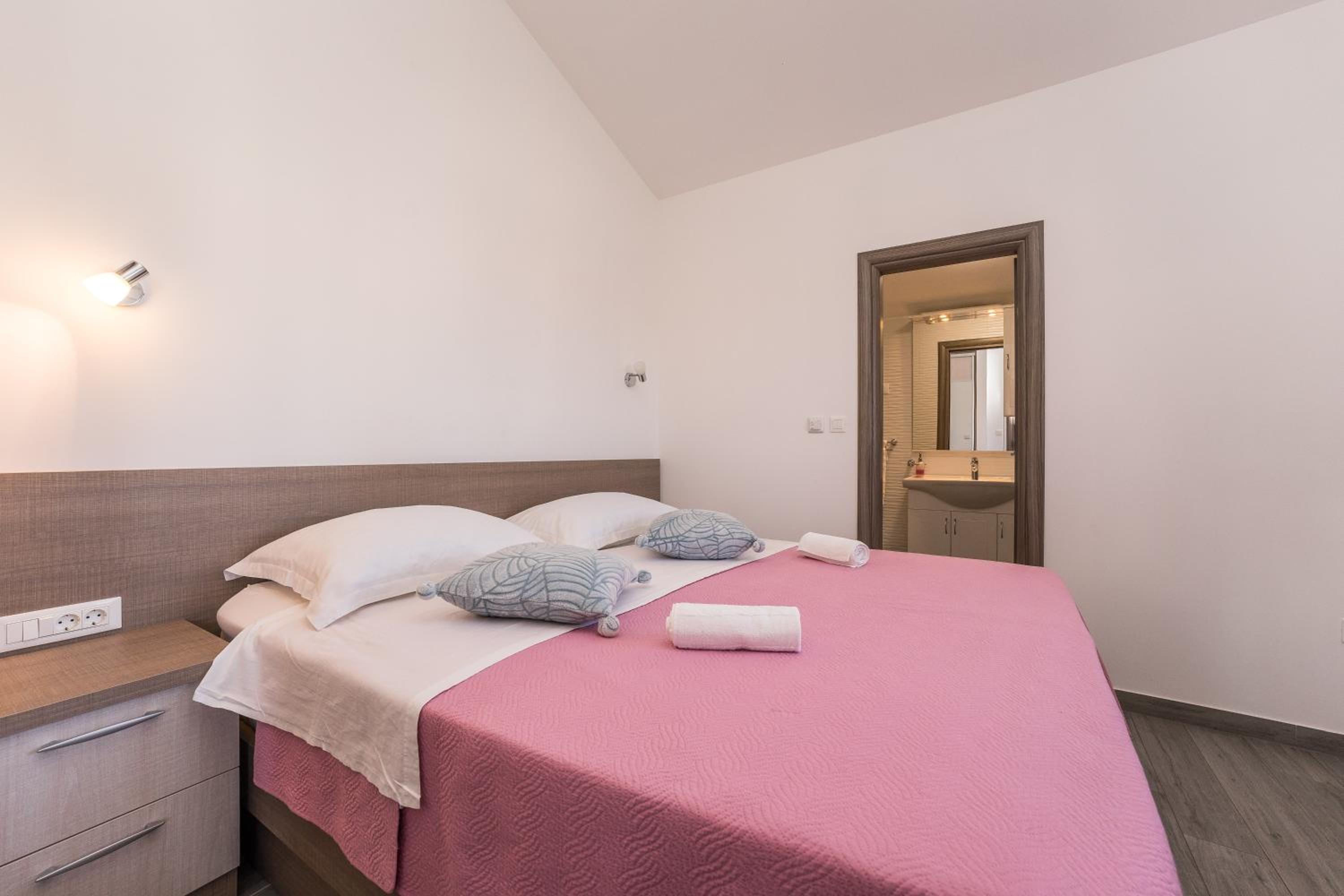 One Bedroom Apartment with Balcony - Photo 14