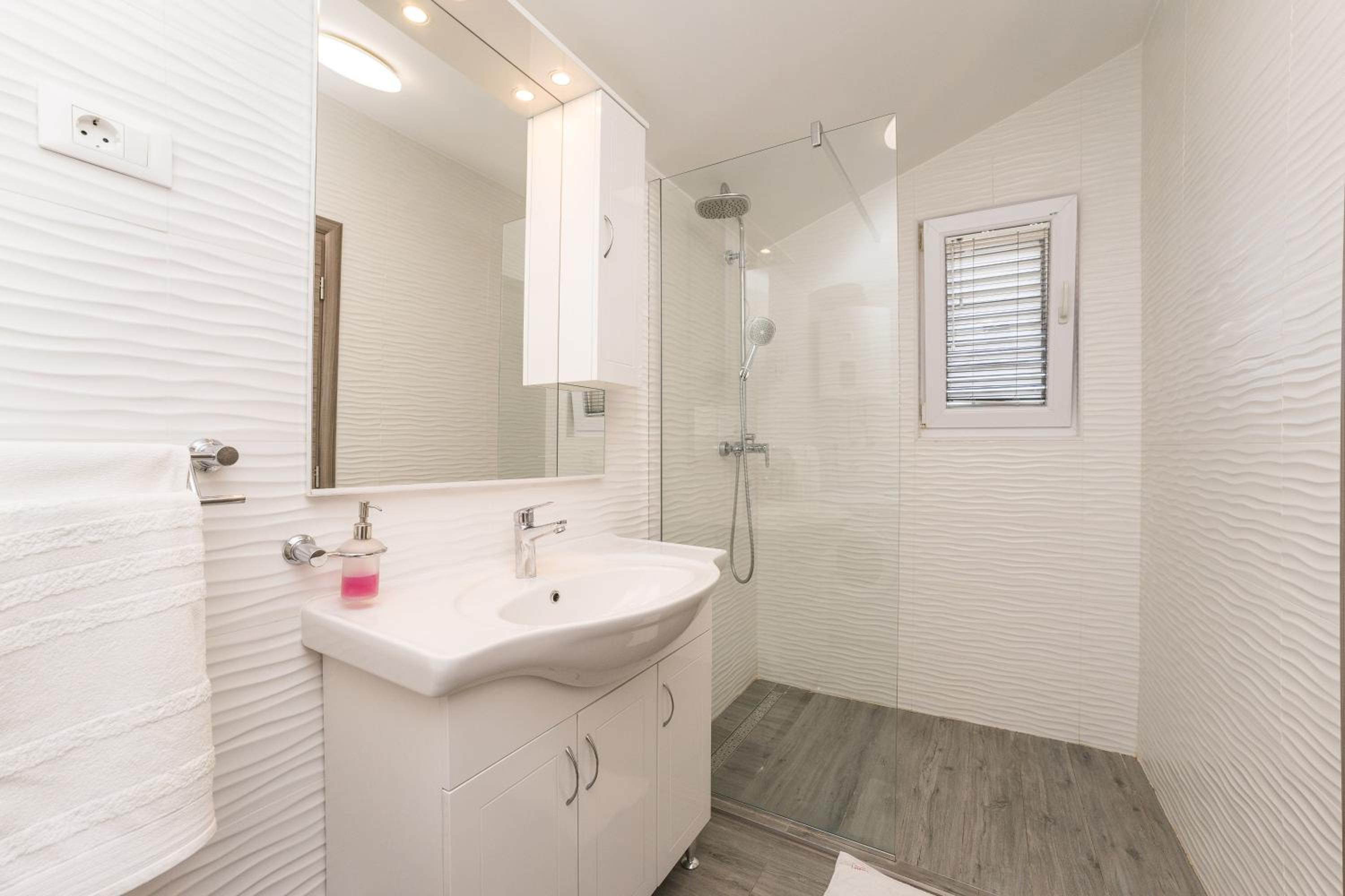 One Bedroom Apartment with Balcony - Photo 15