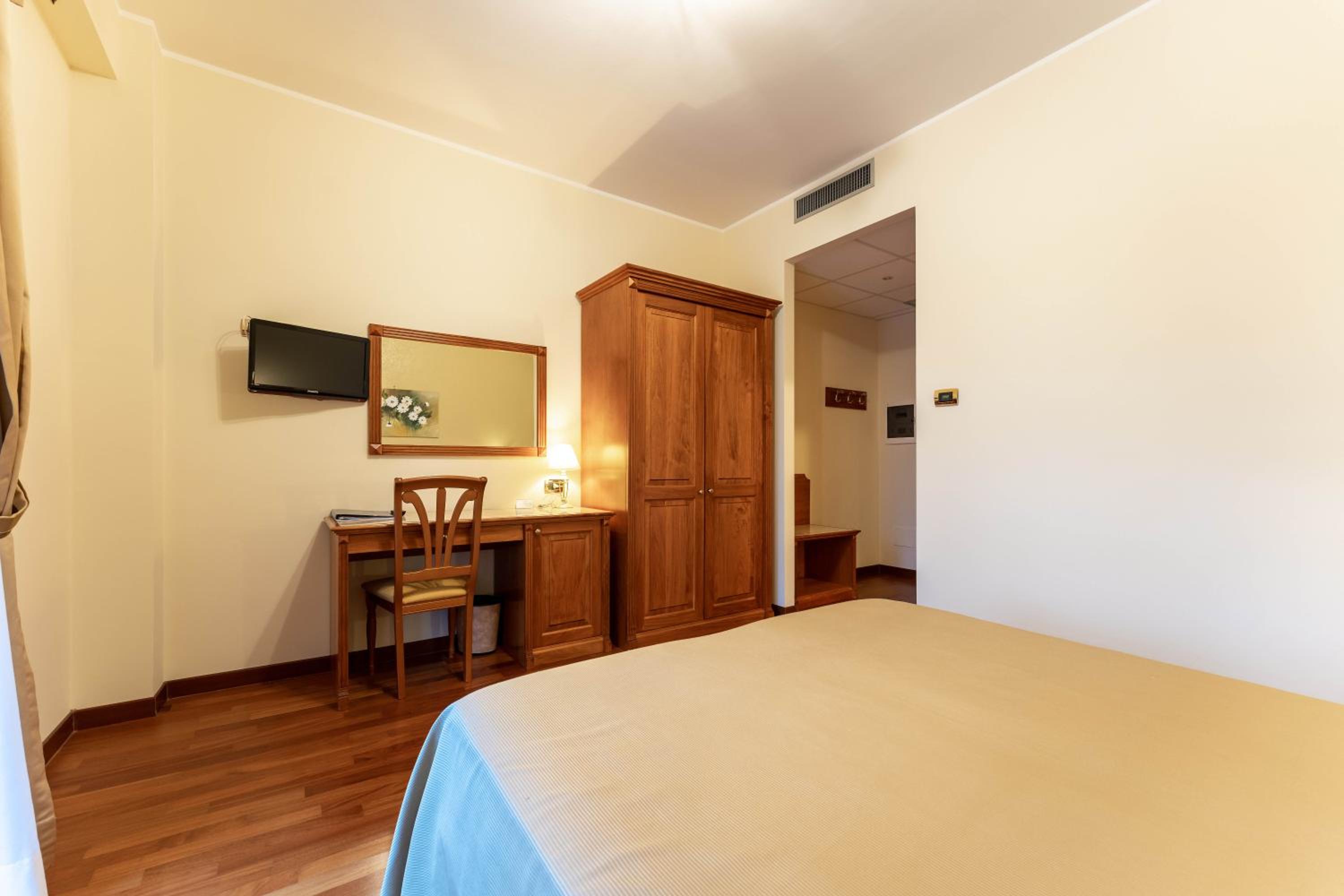 Double or Twin Room photo 2