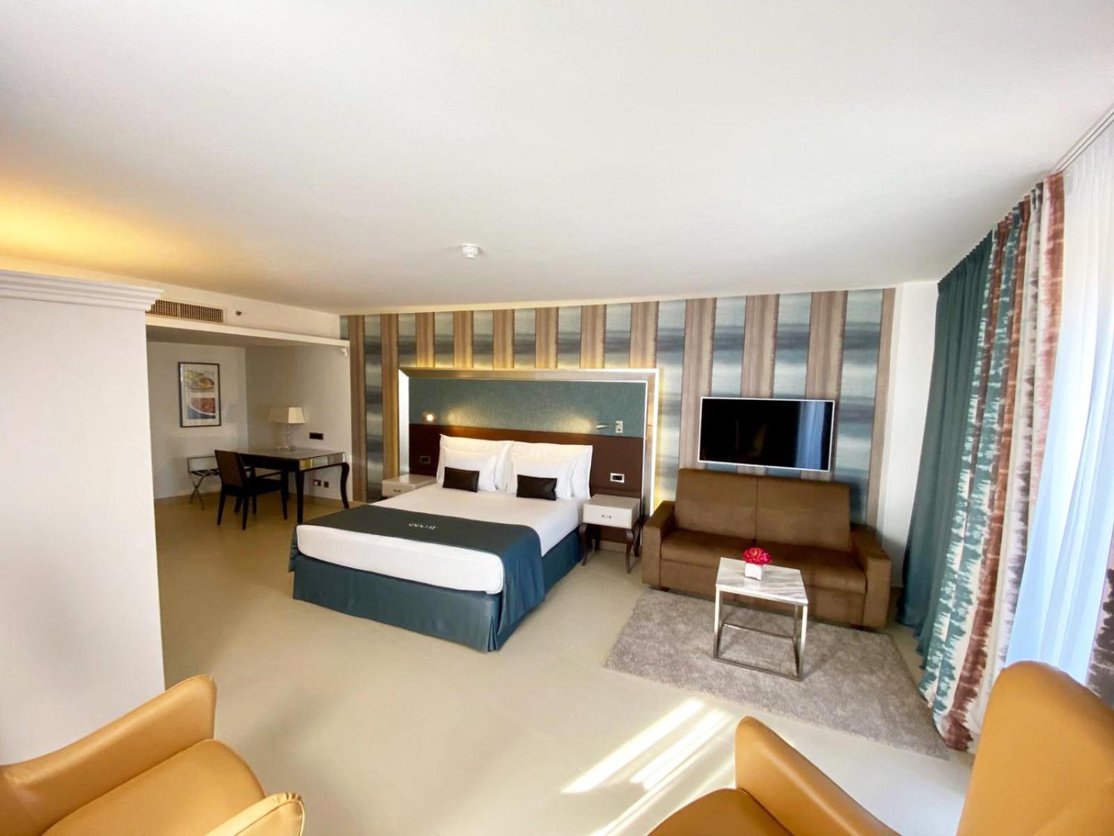 Superior Suite with Hot Tub - Photo 5