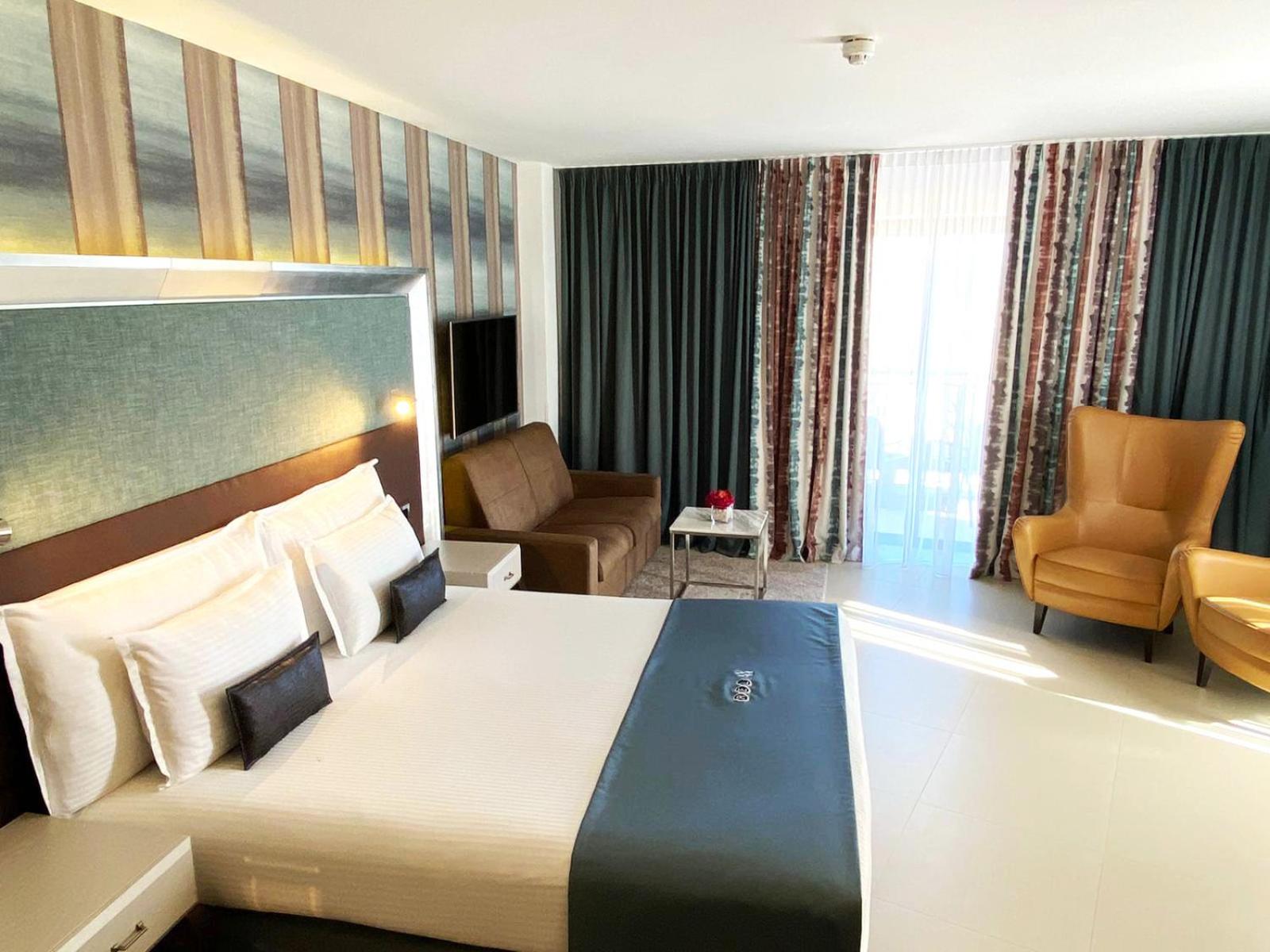 Superior Suite with Hot Tub - Photo 1