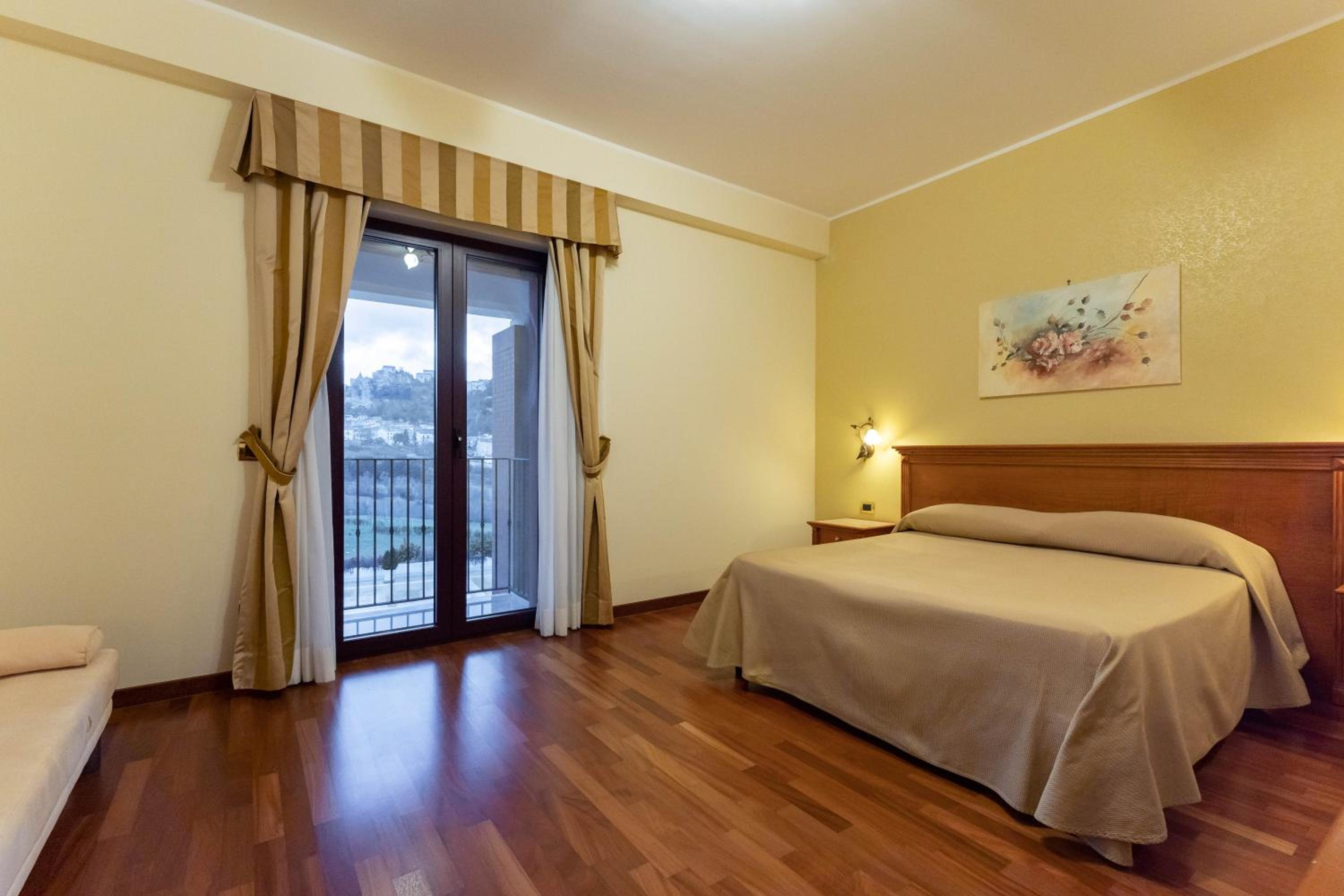 Queen Room with Balcony photo 3