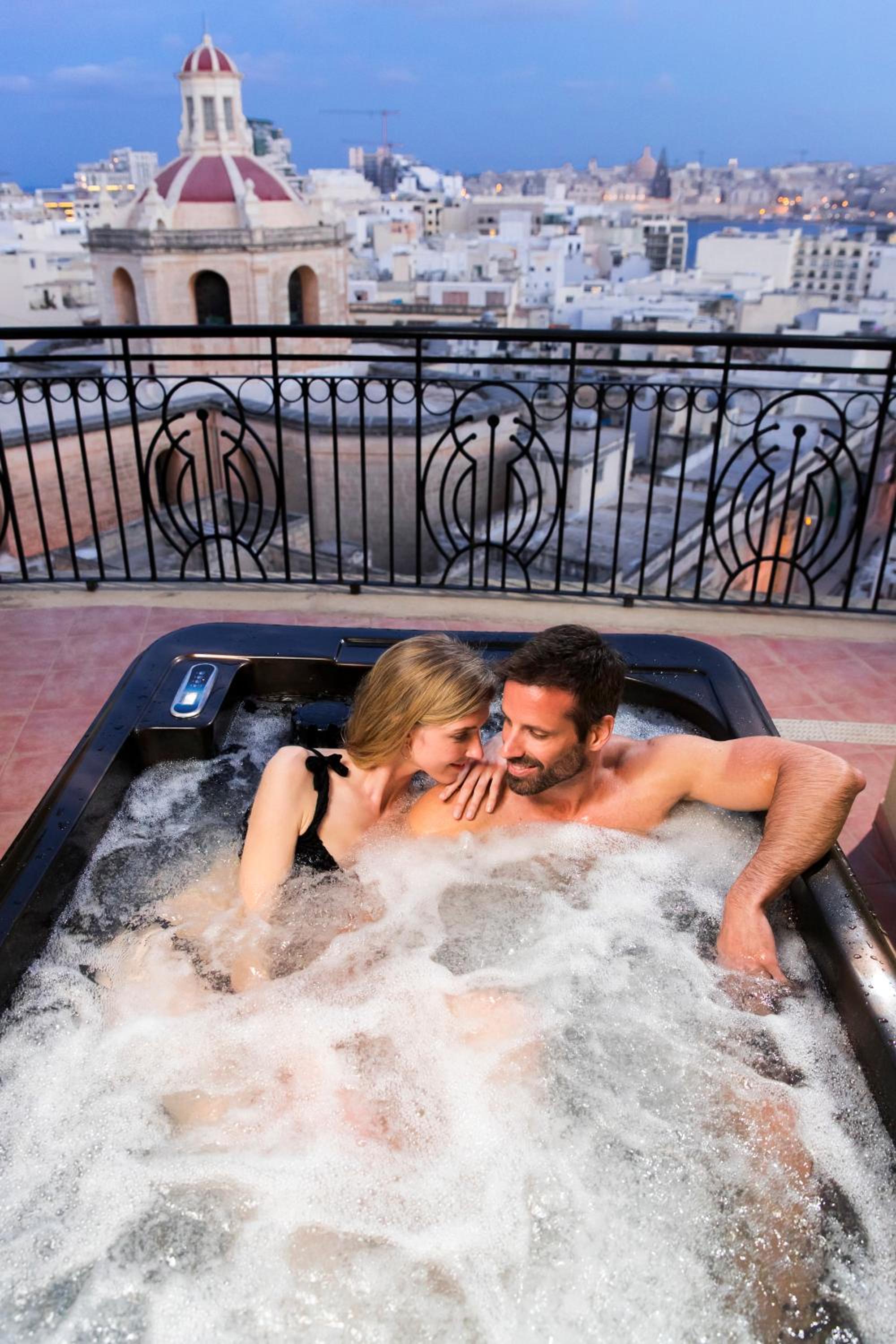 Superior Suite with Hot Tub - Photo 8