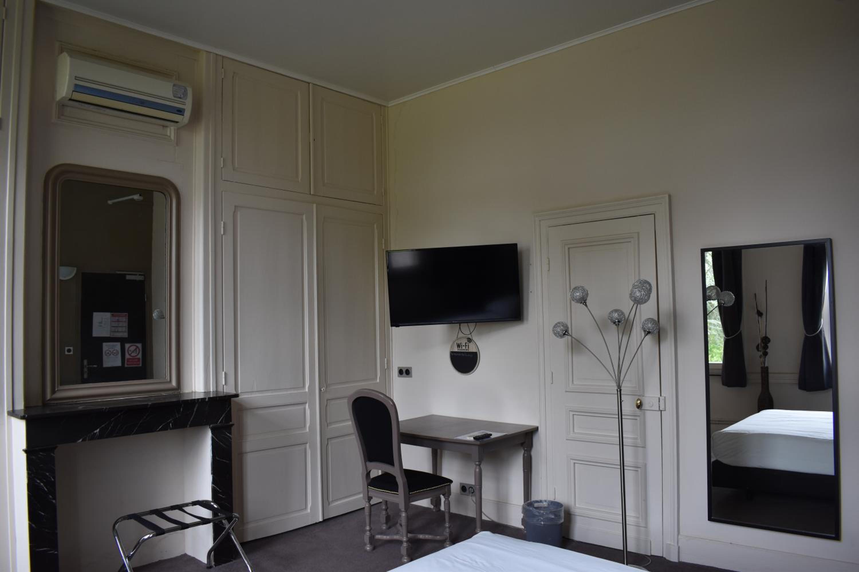 Large Double Room - Photo 1