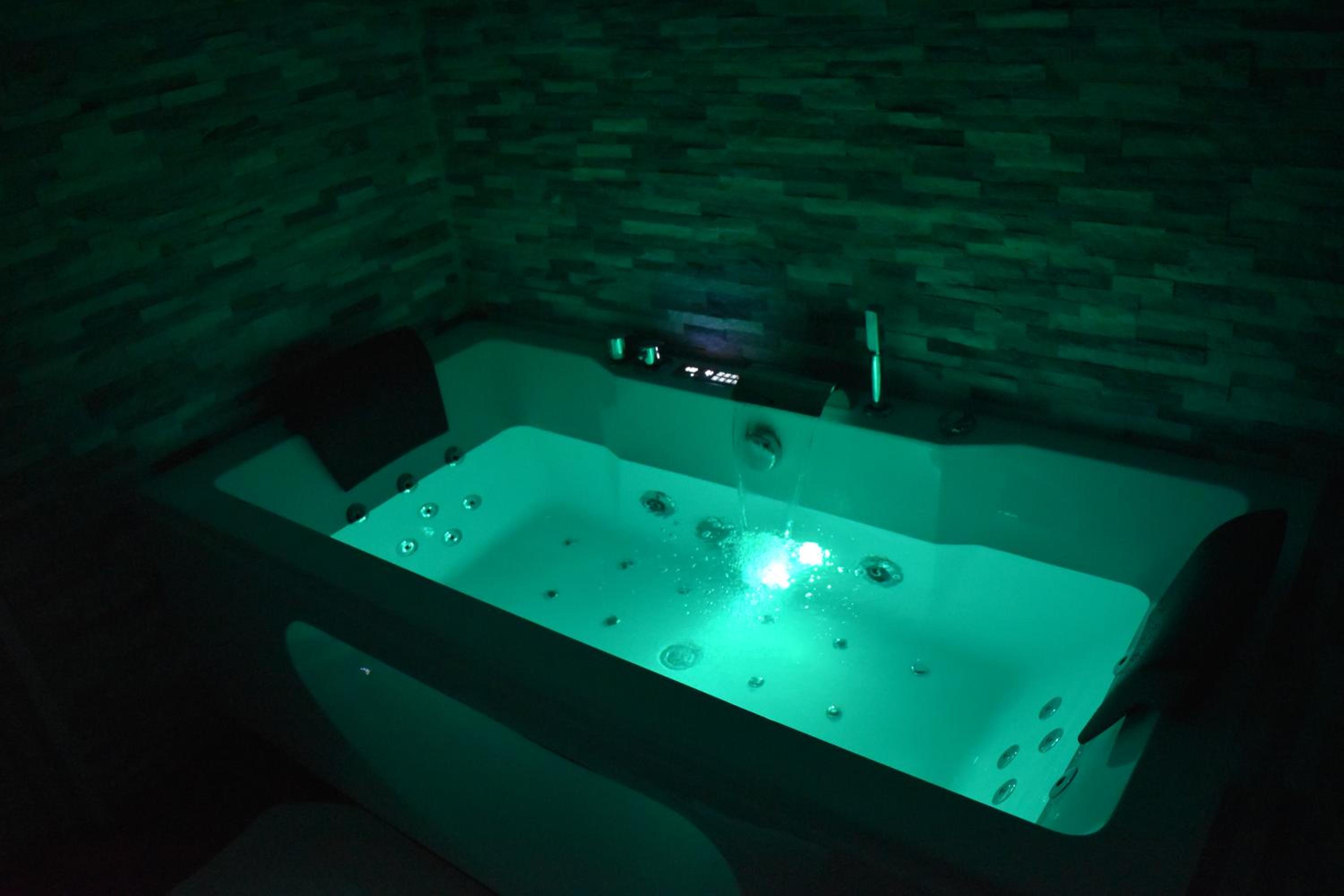 Suite with Spa Bath - Photo 12