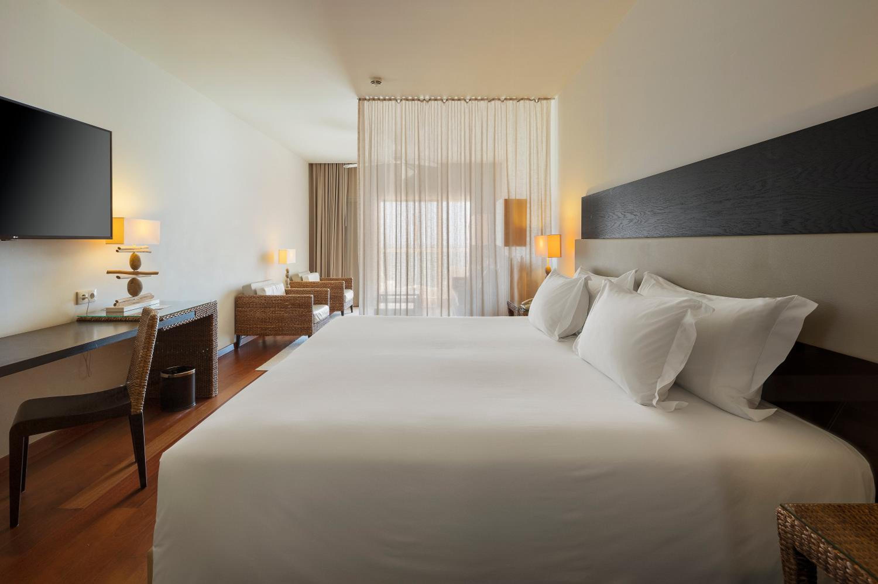 Twin Junior Suite with Sea View - Mid Floor - Photo 2