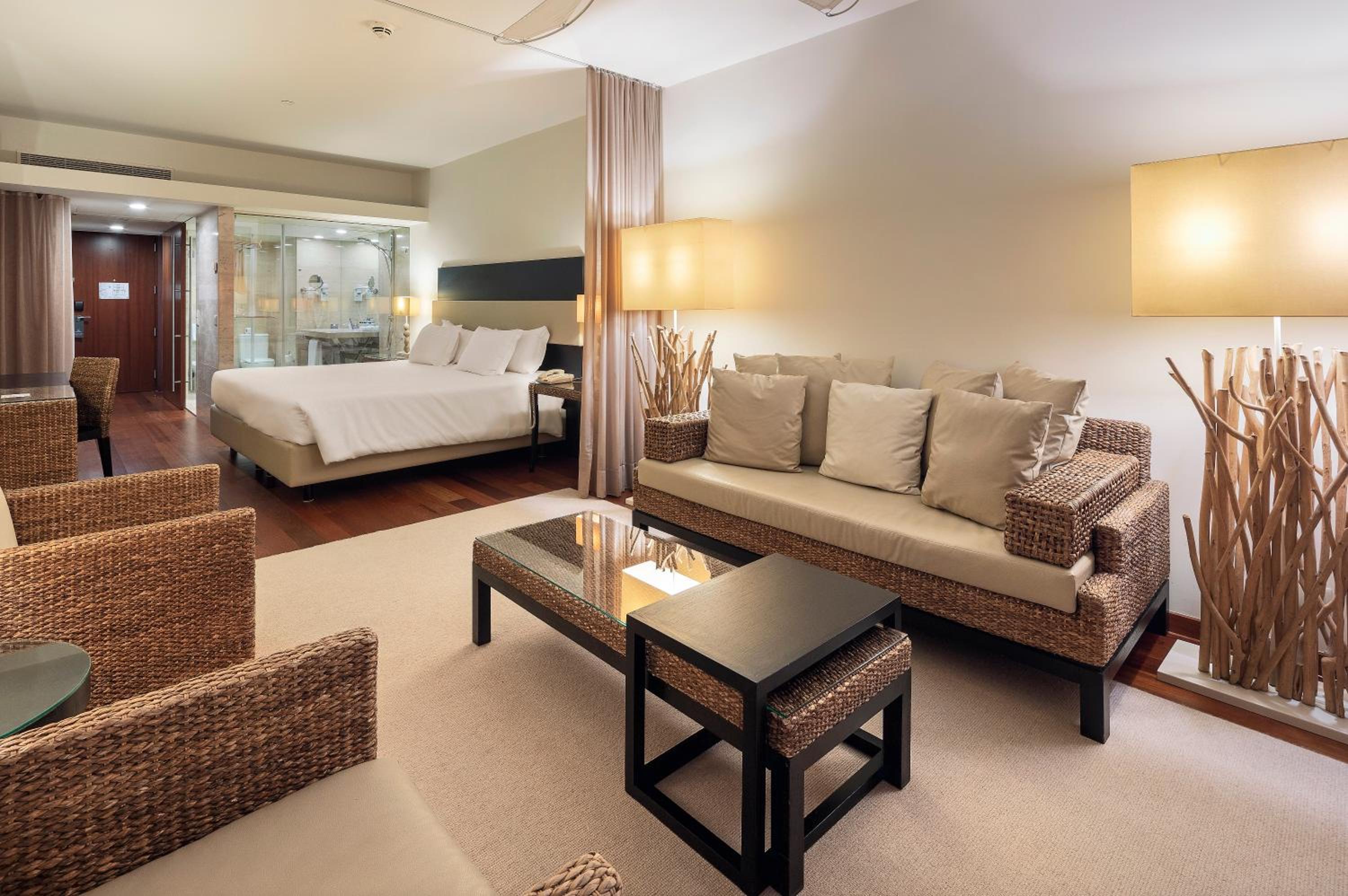 Twin Junior Suite with Sea View - Mid Floor - Photo 9