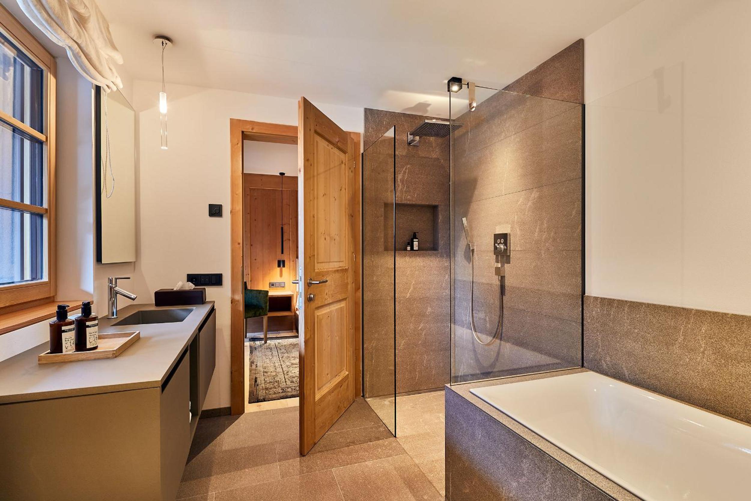 Deluxe Double Room with Balcony photo 2