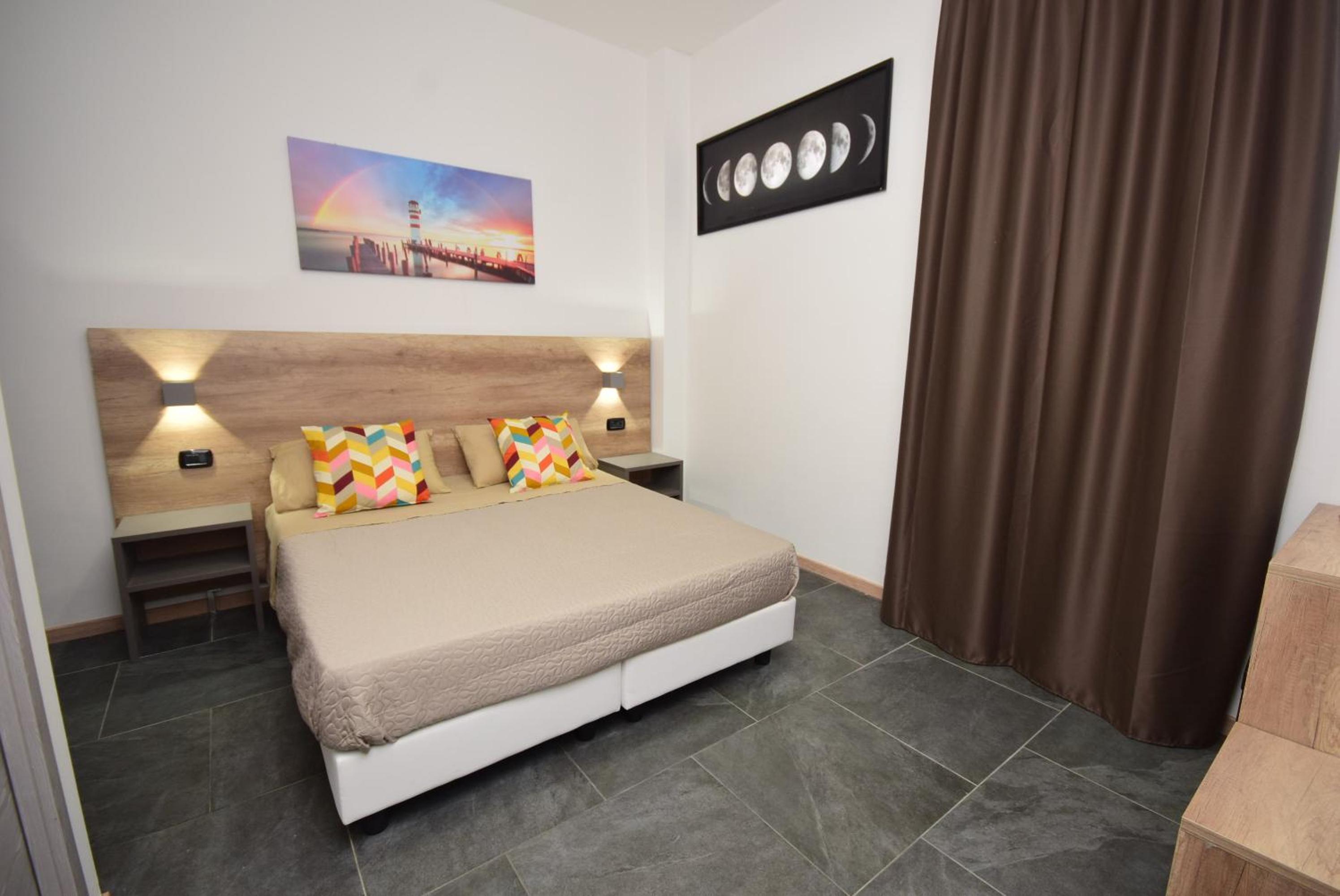 Large Double Room - Photo 5