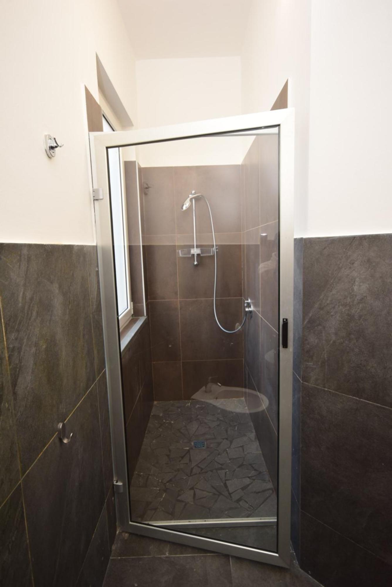 Large Double Room - Photo 3