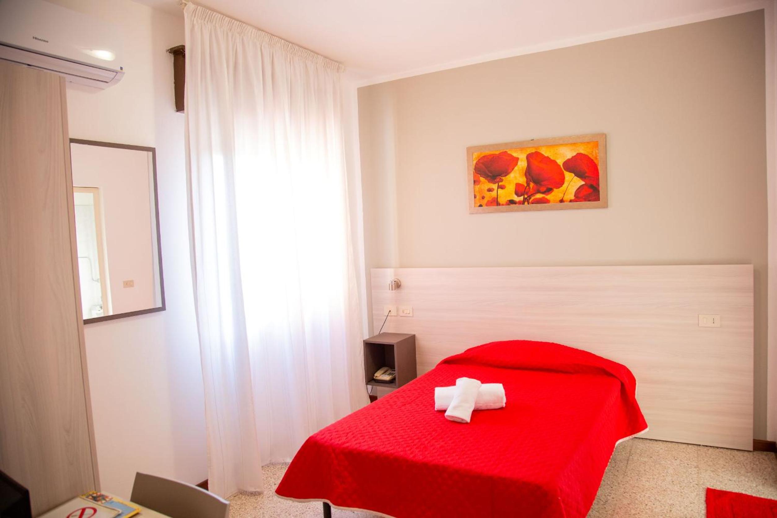 Single Room photo 2