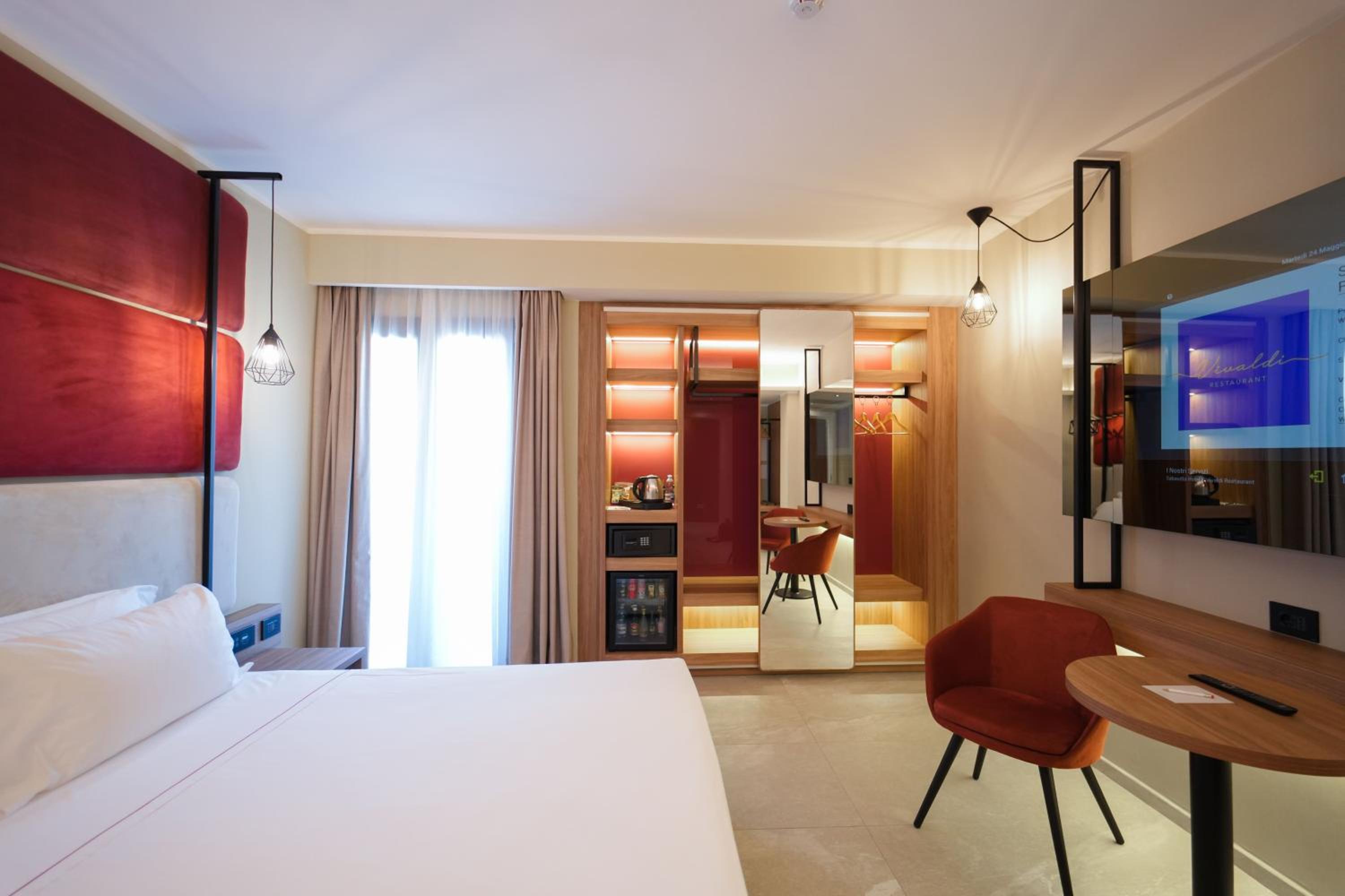 Deluxe Queen Room with Balcony - Non-Smoking - Photo 3