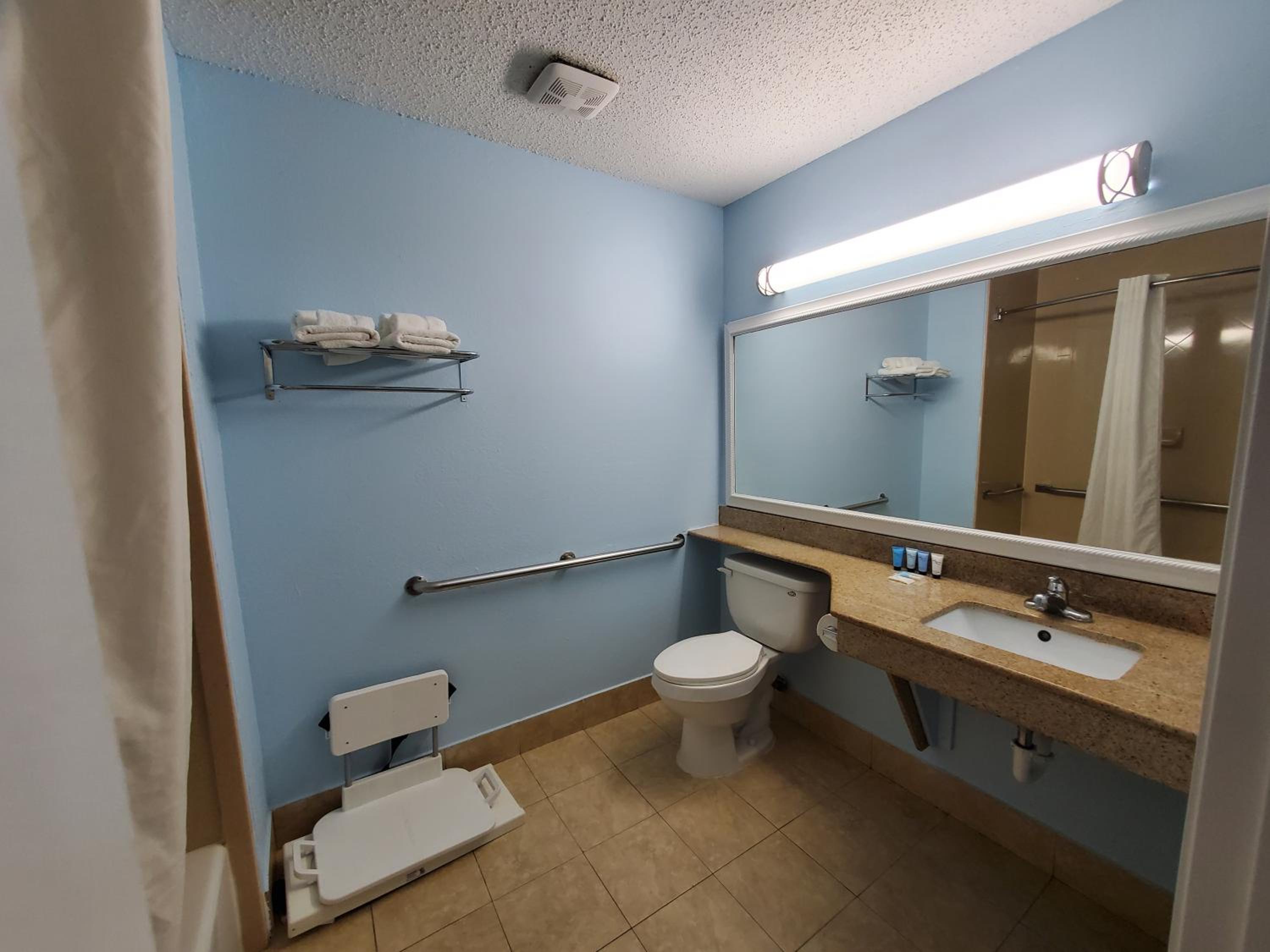 Queen Room - Disability Access - Photo 5