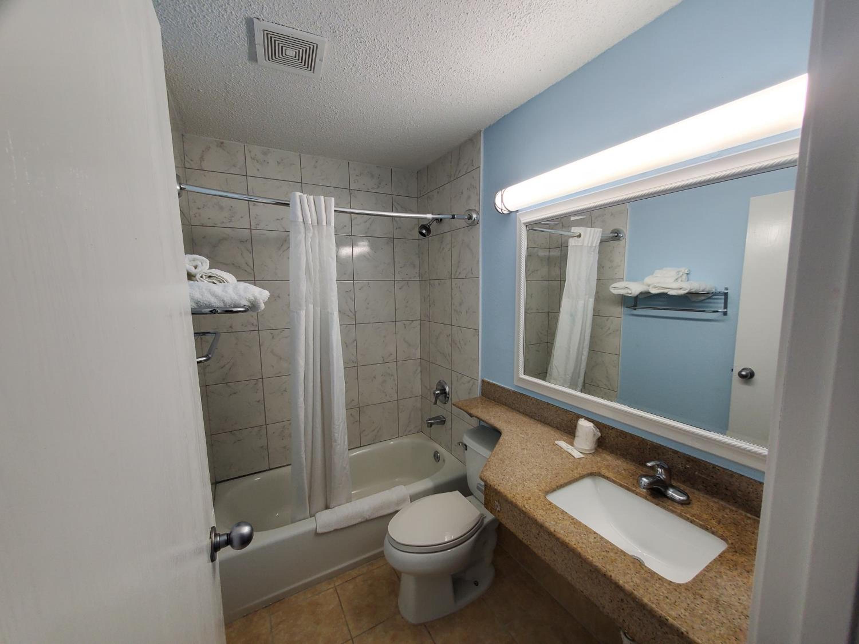 Queen Room - Non-Smoking - Photo 5