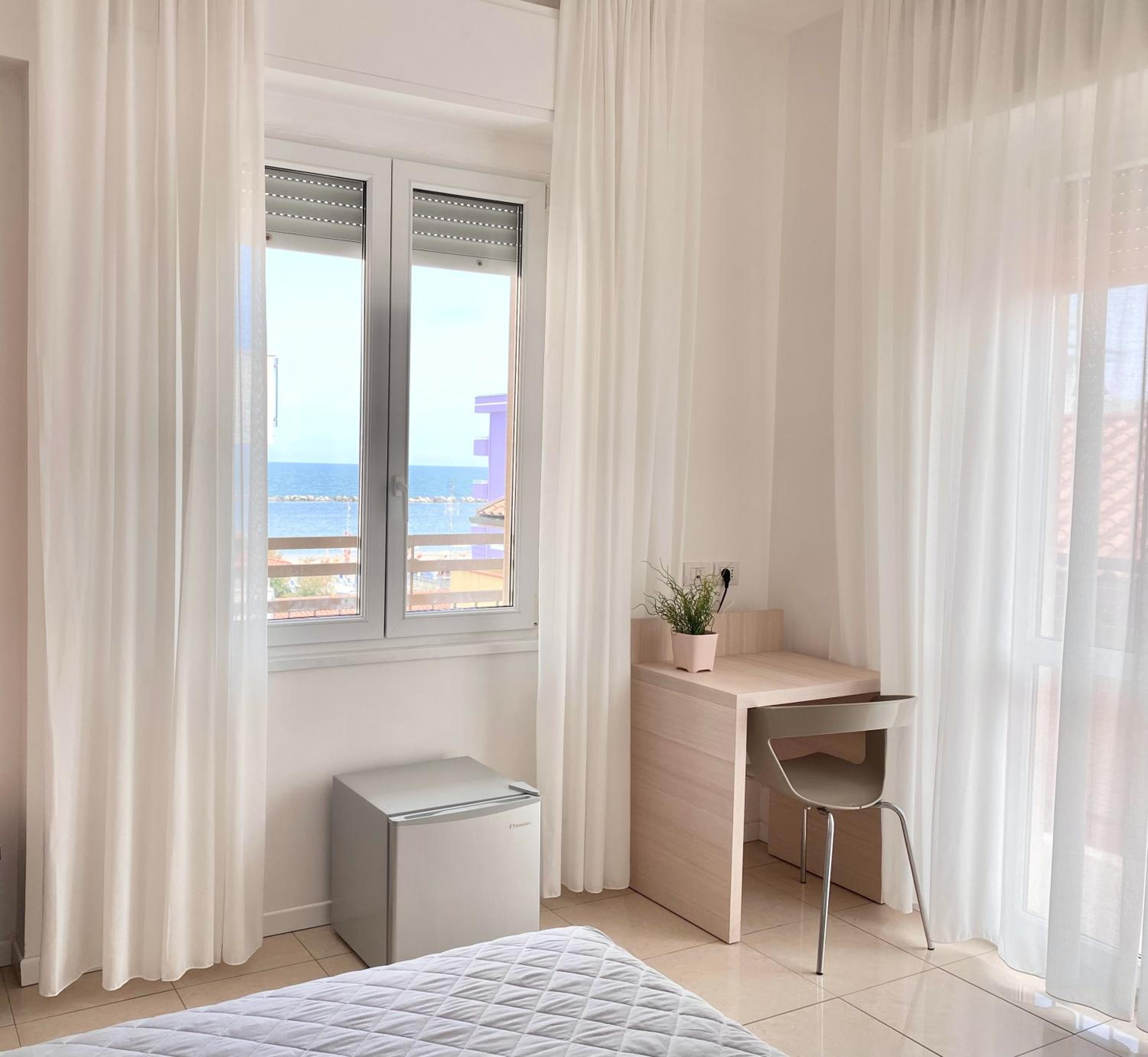 Double Room with Balcony and Sea View photo 3