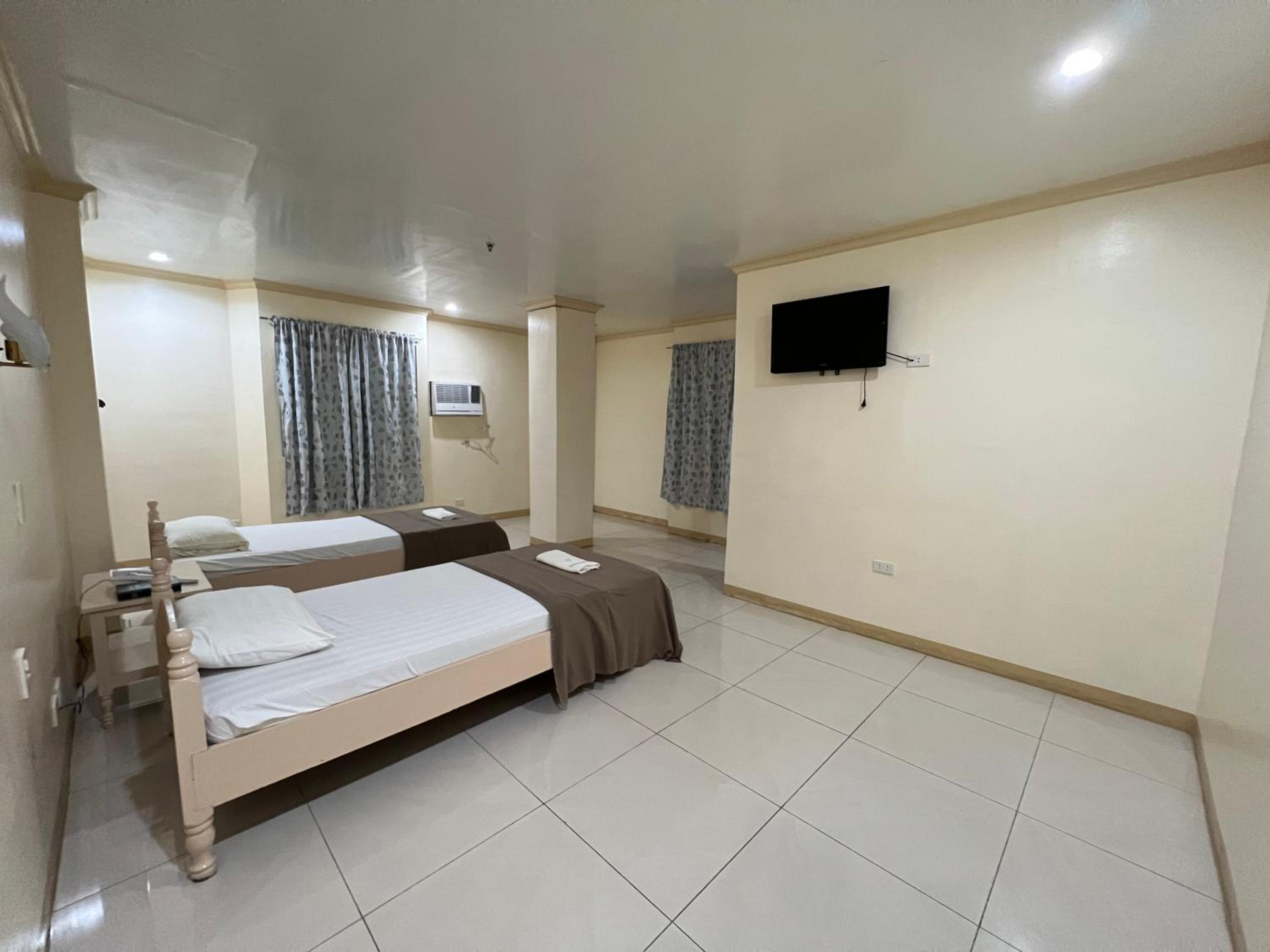 Double or Twin Room with Bathroom - Photo 2