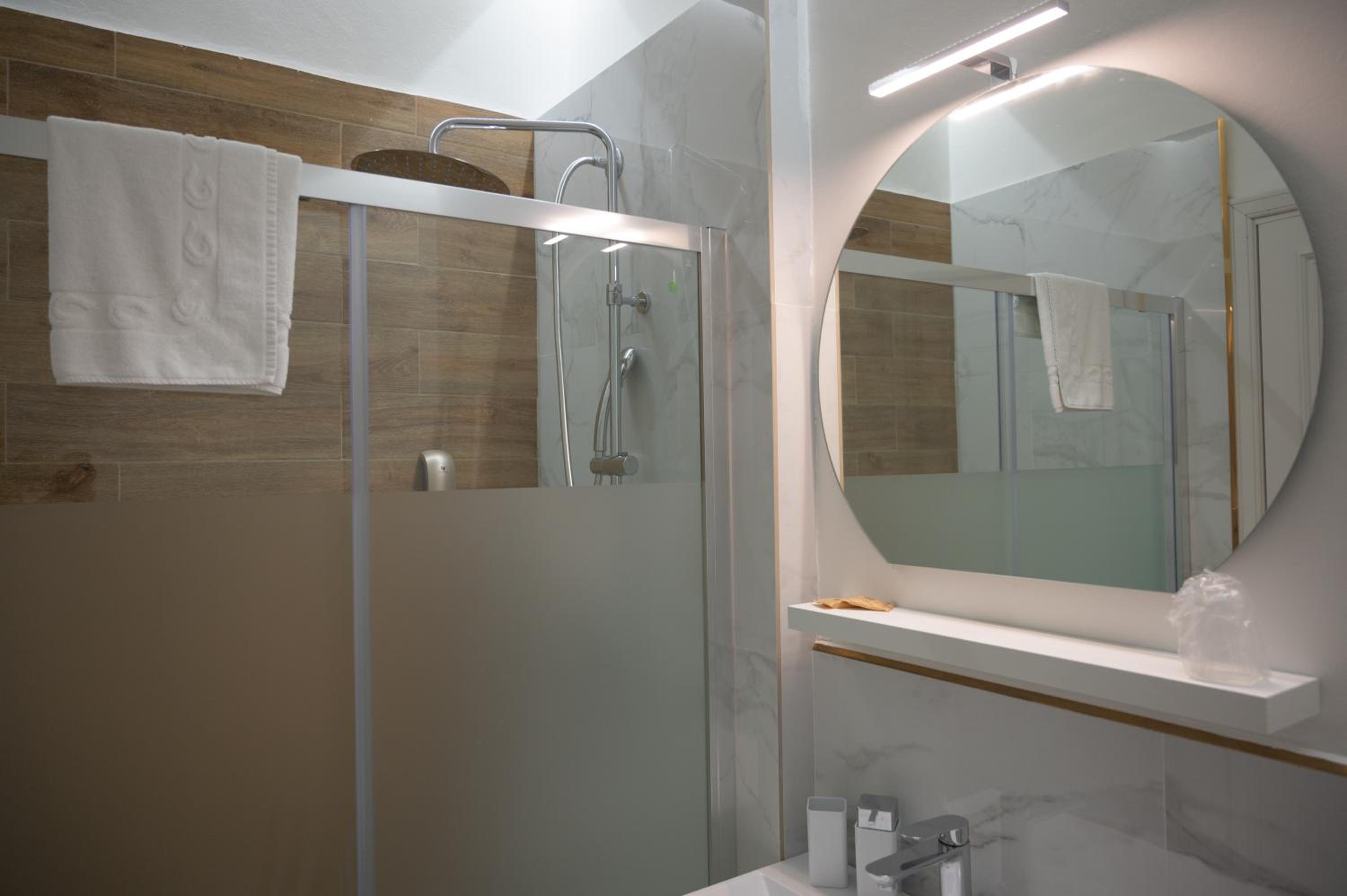 Deluxe Double Room - Photo 19