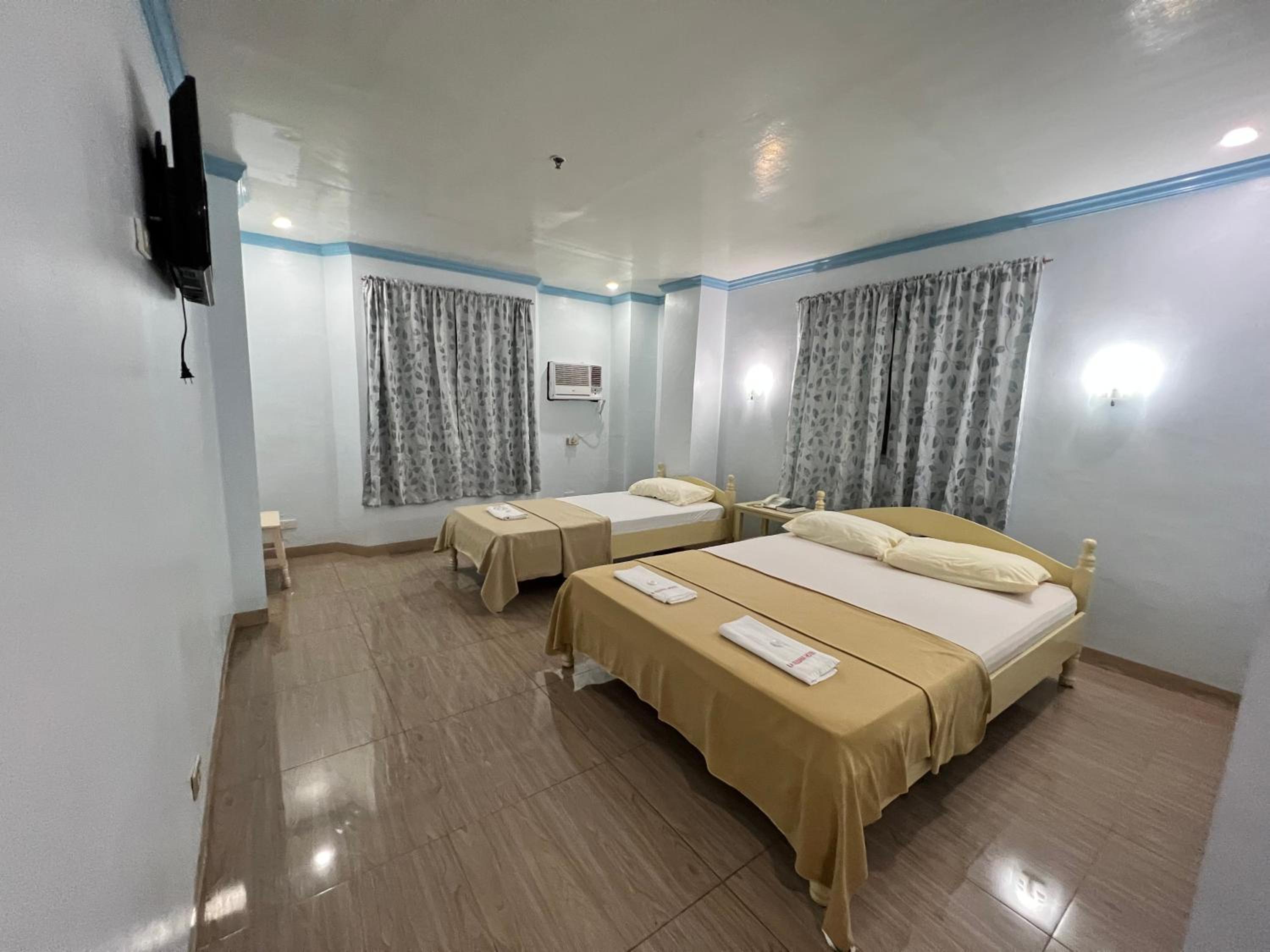 Triple Room with Bathroom - Photo 5