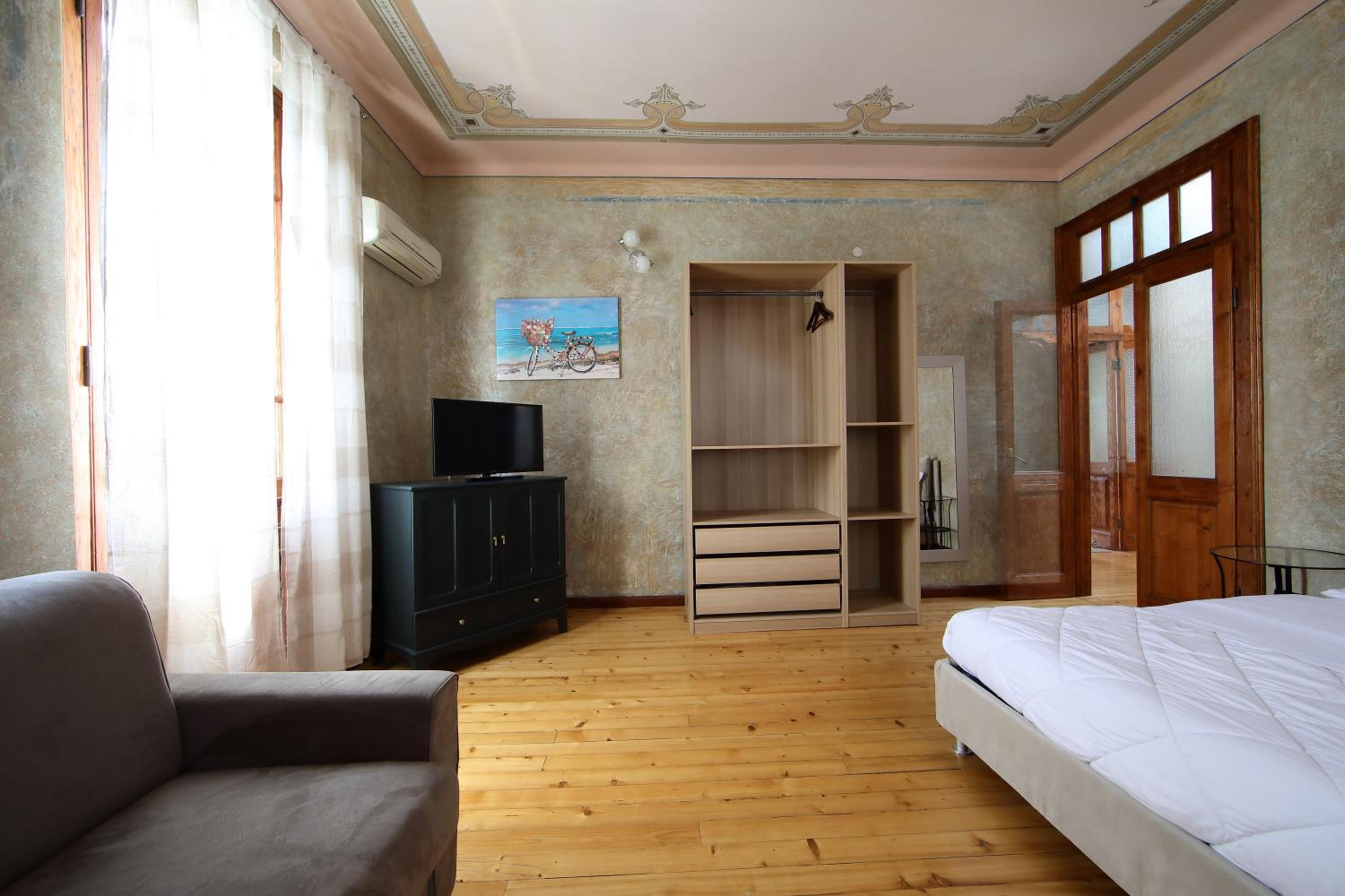 Two-Bedroom Apartment with Terrace - Photo 5